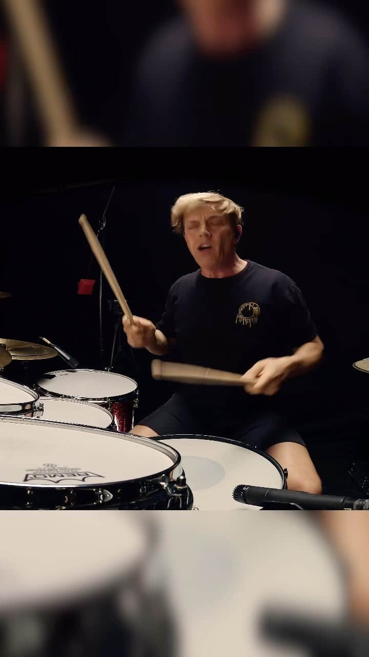 シェーン・ガラースのインスタグラム：「Happy 4th everyone!!!  Here’s a drum cam version of the jam I did recently with @gergohajer @uriahduffy full vid is on my YouTube channel. Link in story  #vicfirth #vicfirthsticks #zildjian #zildjiancymbals #zildjianfamily #teamremo #remodrumheads #remo #bigfatsnaredrum #drumming #drummer #drums #groove #chops #pearldrums #shanegaalaas #crumbweststudios」