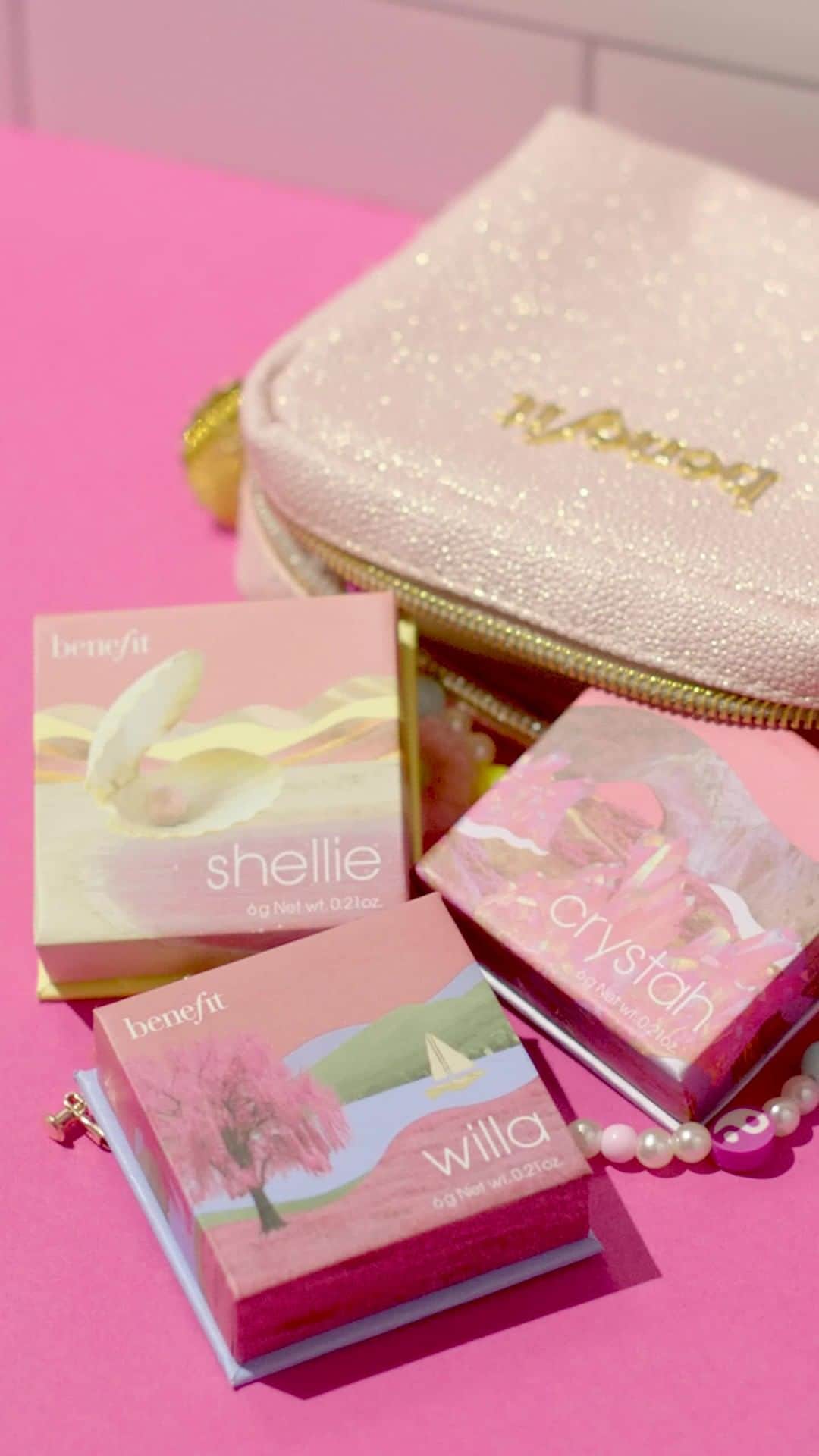 Benefit Cosmeticsのインスタグラム：「So many pigmented pinks 😍 Which of our WANDERful World blushes are you wearing this 4th of July?⁠ ⁠ 🐚 Shellie for a warm-seashell pink⁠ 🍓 Crystah for a bright strawberry pink⁠ 💗 Willa for a soft-neutral rose⁠ ⁠ #benefitcosmetics #benefitblush #summerblush #beauty #makeup」