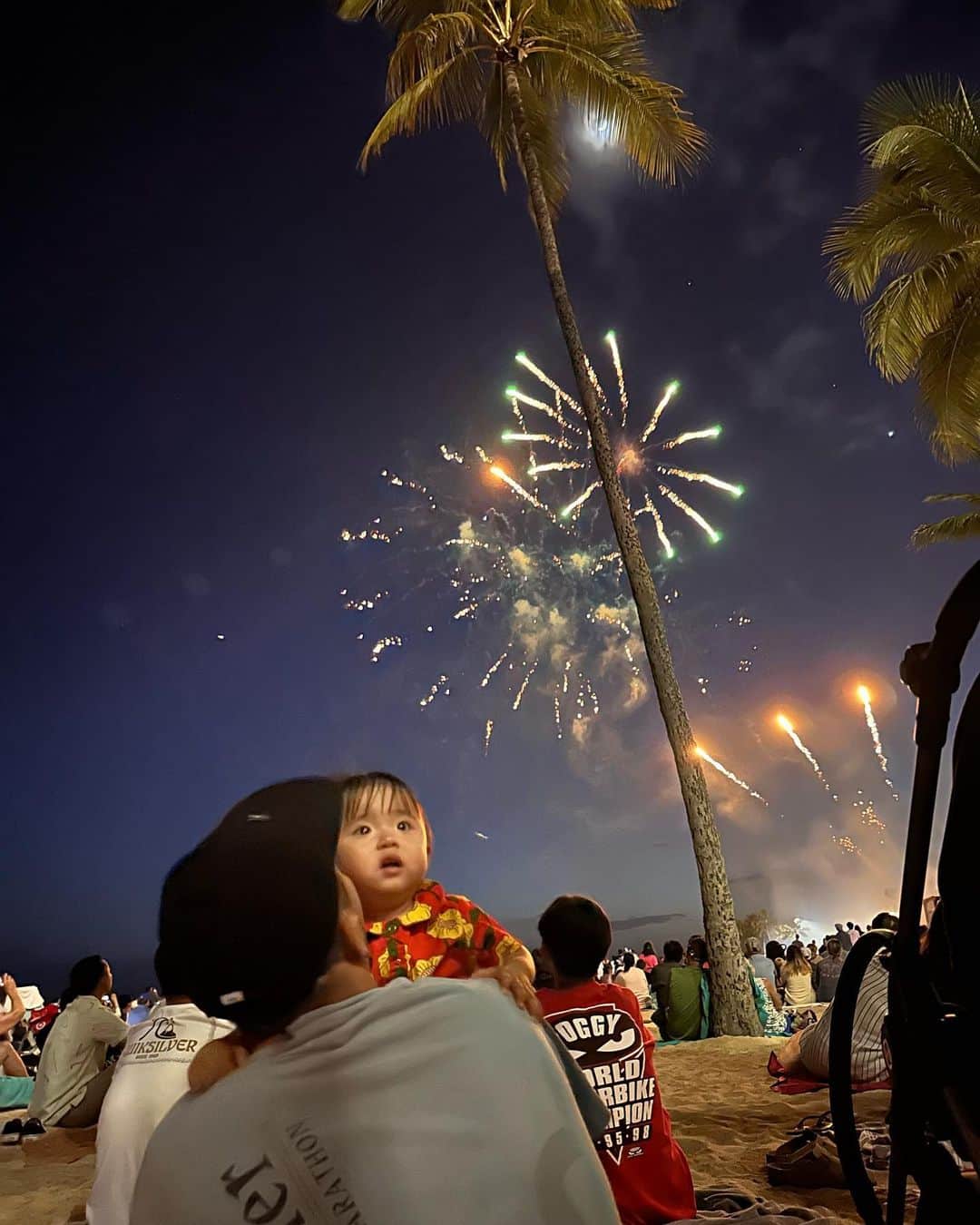 ANNA のインスタグラム：「生まれて初めての花火はヒルトンがワイキキビーチで毎週金曜日に開催している花火ショー👶🏻🎆 少し怖かったみたいでパパとママの抱っこを往復↔️  私も花火を見たのは何年ぶりだろう。嬉しかったな☺️🍉  #1歳女の子ママ #子連れハワイ #夏の思い出 #初めての花火 #waikikibeach #fireworks」