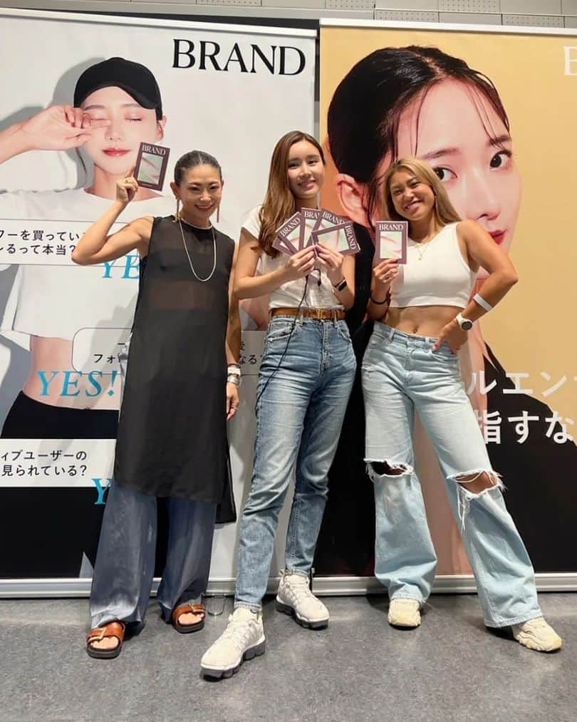 杏奈さんのインスタグラム写真 - (杏奈Instagram)「先日 @miee.misa 美沙さんプロデュース @influencersexpo.jp Influencer'sEXPOに行ってきました😀✨  当日は17社のスポンサー様が出展されていて、各ブースを周ってスタンプラリーをしながら新商品やオススメ商品を体験、試供して頂けたりと  @piiikachan ひかるちゃんと一緒にわちゃわちゃイベントを楽しみました🥰💓 ご招待ありがとうございました✨✨✨  ↓↓↓ 体験&試供させて頂いたタグまとめました🙂(全部ではないです🙇‍♀️)  Influencer'sEXPO : ♡南美沙さんプロデュースのInfluencer C-Learning @brand_classmate  ♡見てすぐ欲しいっ！と思えたヘアオイルやブラシ等レアケアアイテム @glosstify_official  ♡私もひかるちゃんも鏡の中でインストラクターとして出演させて頂いてるミラーフィットから新しく体組成計と連動したプログラムが発案されました！ @mirror_fit  ♡ビール大好きビール党の私としては1番嬉しいお土産貰えました🤭✨ @premiummalts.jp  ♡私も使ってますが愛用者多いはず〜新しいヘッドブラシもコスメも気になる♪ @refa_mtg  ♡生理用のカップは使ったことないけど初めて詳しく使い方を聞いてみたら試してみたいと思いました！くじ引きで吸水ショーツ貰えたので今度またレビューしてみます！ @oca_fem  ♡沖縄今年もまた走りに行くのでチェックしたいと思います！ @_loveokinawa_  ♡海にも近いサウナとプール付きホテルは絶対に行きたい！ @8hotel_fujisawa   #influencersexpo #プレモル#香るエール#シーサイドエール#ジャパニーズエール#ミラーフィット#アマスポ　#アマゾンスポーツ」7月5日 8時02分 - anna97114