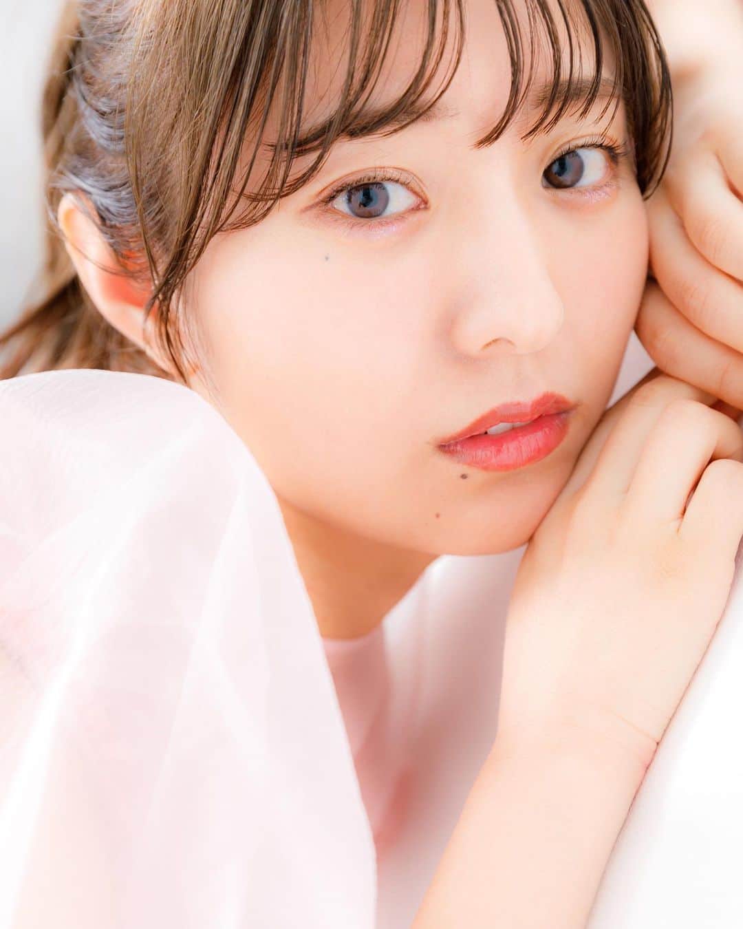 白戸ゆめののインスタグラム：「💄  下地だけでこの仕上がり🥺💗  前回やってみてすごく肌に合っていた ハーブピーリング🌿 @grandluxe2023  今回は剥離ありタイプ0.4g 剥離なしタイプ1.1gでやりました✨  特にケアが必要なTゾーンを中心に 剥離ありにしてもらったけど 本当につるっつるになった！ こんな接写にも耐えられる肌に、、、🫧 @shumpeidanno の腕のおかげでもある📸  日頃のケアについてもアドバイスもらえるので 本当にありがたい限りです🤲 ぜひ皆さんも行ってみてください✌️  🤍オープンキャンペーン🤍 ホットペッパー価格 無農薬ハーブ体験クーポン ¥29,000→¥5,000  ¥3,000クーポンのご予約時に 「白戸ゆめのの紹介」と記載いただくと 「超低分子(韓国初)美容液」が無料体験できます☺️✨  ご予約はホットペッパーもしくはインスタDMから🎶  #ハーブピーリング #フェイシャル #pr #grandluxe」