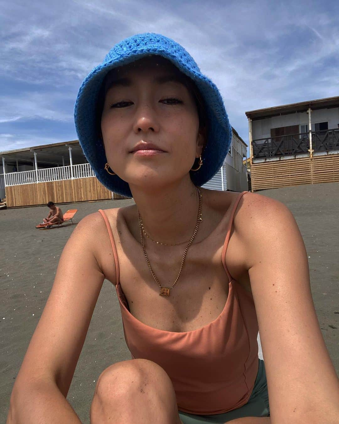 堀舞紀さんのインスタグラム写真 - (堀舞紀Instagram)「🌞🌞🌞  et.は３日連続こーやって遊んで、  ４日目に父親がバテて 今日は休ませてくれ！ と言ったら 地面に突っ伏して 海老反りになって 大泣きした…  1歳メンズの 体力果てしない。  #海遊び #et_O #1歳9ヶ月  #子育て記録  3枚目の人は 私と同じ砂浜族の同志🫱🏾‍🫲🏻」7月5日 8時20分 - mainohori