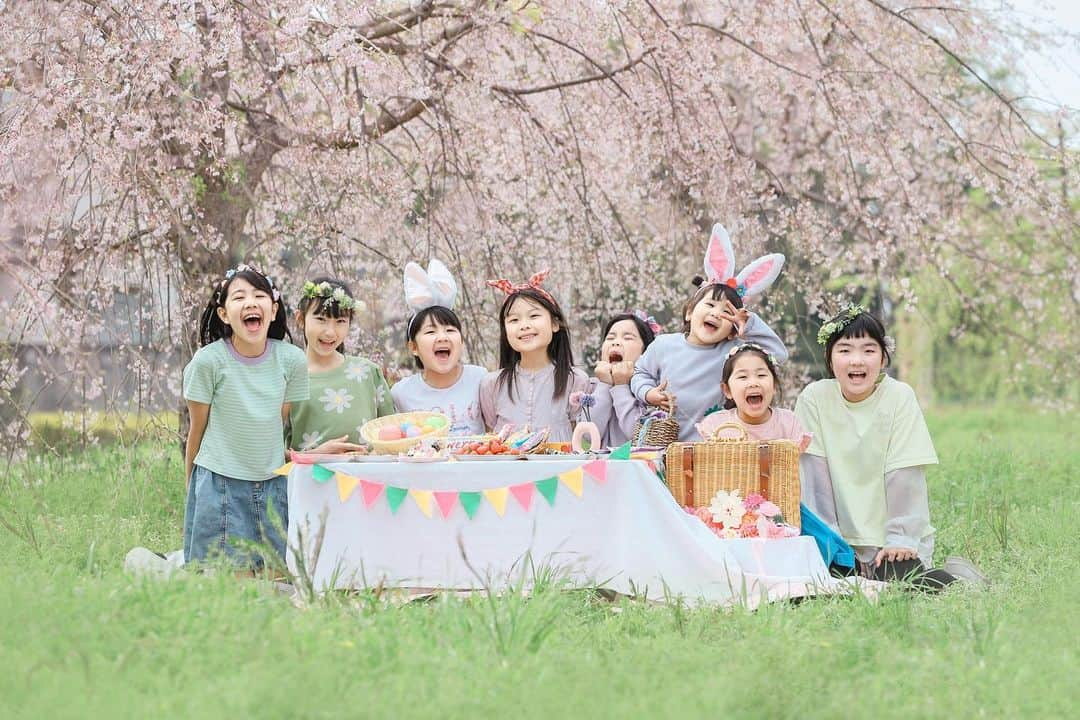 あすかさんのインスタグラム写真 - (あすかInstagram)「・ 今更ながら春の思い出🌸  みんなで公園で遊んだとき おやつの時間だけだけど ちょっとしたパーティー気分🥳 こういうのコロナになってから ずっとやってなかったから なんだか懐かしくて 可愛くて楽しかった♡  子ども達も 久しぶりだねー！ またこーゆーパーティーしたい！ と喜んでくれて 小さい頃から 何度もやってきた パーティー撮影会？は 親にとっても子にとっても 楽しい思い出になってることが また嬉しかった😌💕 ・」7月5日 8時29分 - asuuuka_