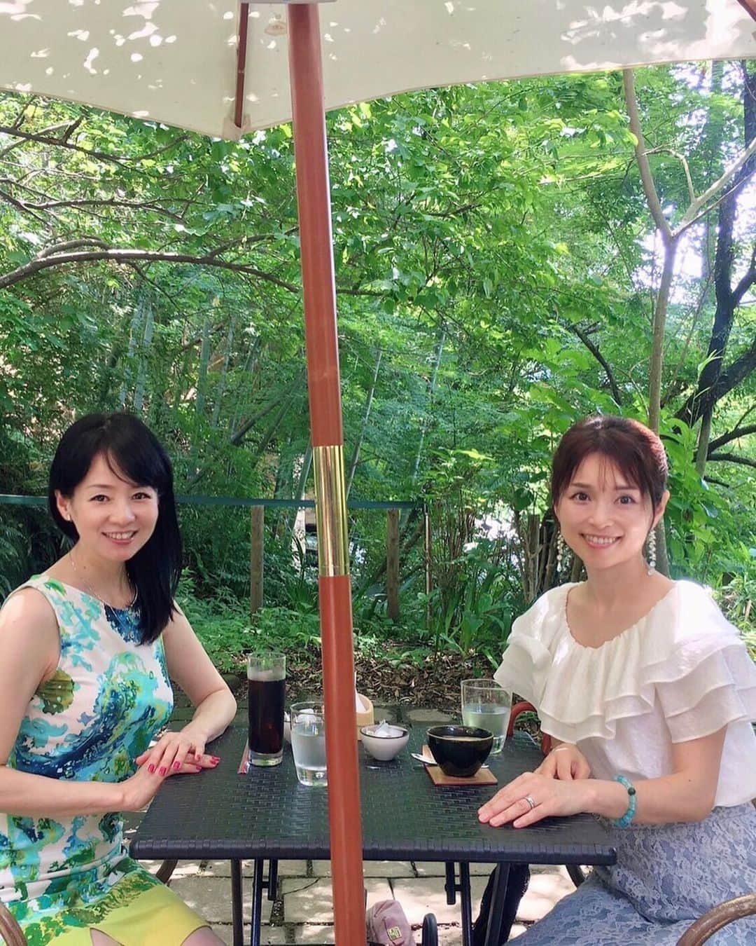 藤田りえのインスタグラム：「近藤淳子アナとランチ。 @kondo_junko_  ⁡ 北鎌倉の「紫ゆかり」にて。 @kitakamakurayukari   お食事を店内でいただいたあと、 食後のコーヒーはテラスで。 ⁡ この日は真夏日だったけど 木陰だったおかげで ホットコーヒーでも暑さを感じなかったよ。 ⁡ こんちゃんとは深い話も沢山した。 話をすればするほど、聡明な女性だなと感じる、いつも。 賢いひと、好きだ。 ⁡ ⁡ #藤田りえ #48歳 #1974年生まれ #アラフィフ #アラフォー #40代 #ごきげんさんでいこう #近藤淳子アナ #聡明 #北鎌倉 #北鎌倉ランチ #鎌倉ランチ #紫」