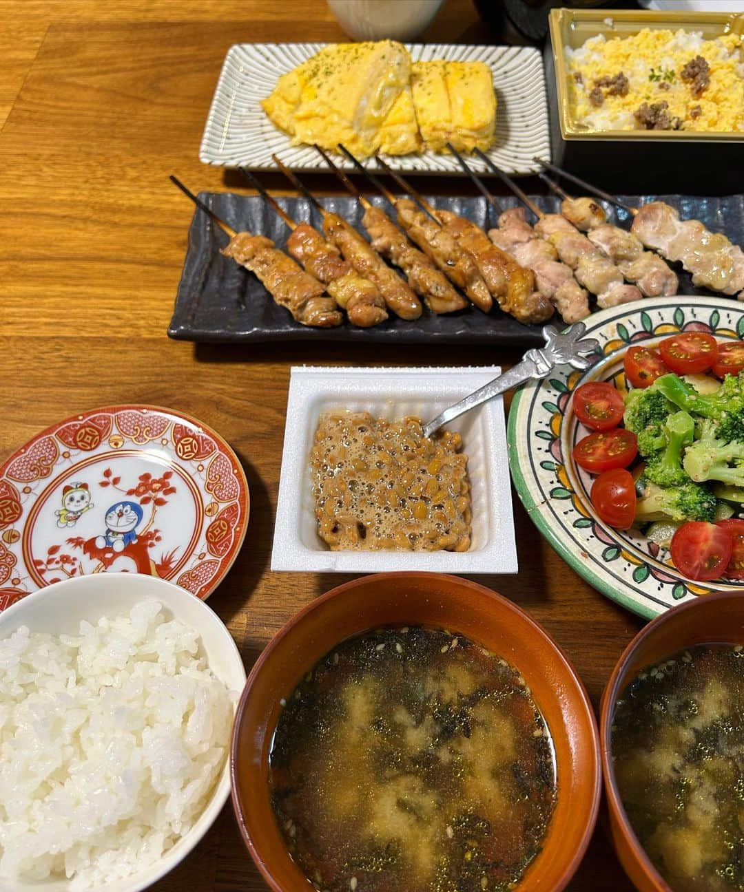 西山茉希さんのインスタグラム写真 - (西山茉希Instagram)「魚焼きグリルで焼鳥を焼く。 串が焦げる。 取り出し超絶熱い。 鶏より串問題🙃  お家焼き鳥の正解を知りたい🤔  タレは甘口醤油×みりん×お酒×パルスイートでグツグツ。  #もも塩タレハーフ&ハーフ #ラストマカロニサラダ #チーズイン卵焼き #ブロッコリーズッキーニのたらこソース和え #韓国海苔のお味噌汁 #トリュフ醤油で母しょぼろ納豆 #チビーズ納豆 #炊き立て新潟白米  〜持ち帰ったロケ弁を添えて〜  #西山食堂 #火曜の鶏の日」7月5日 8時25分 - maki.nshiyama50