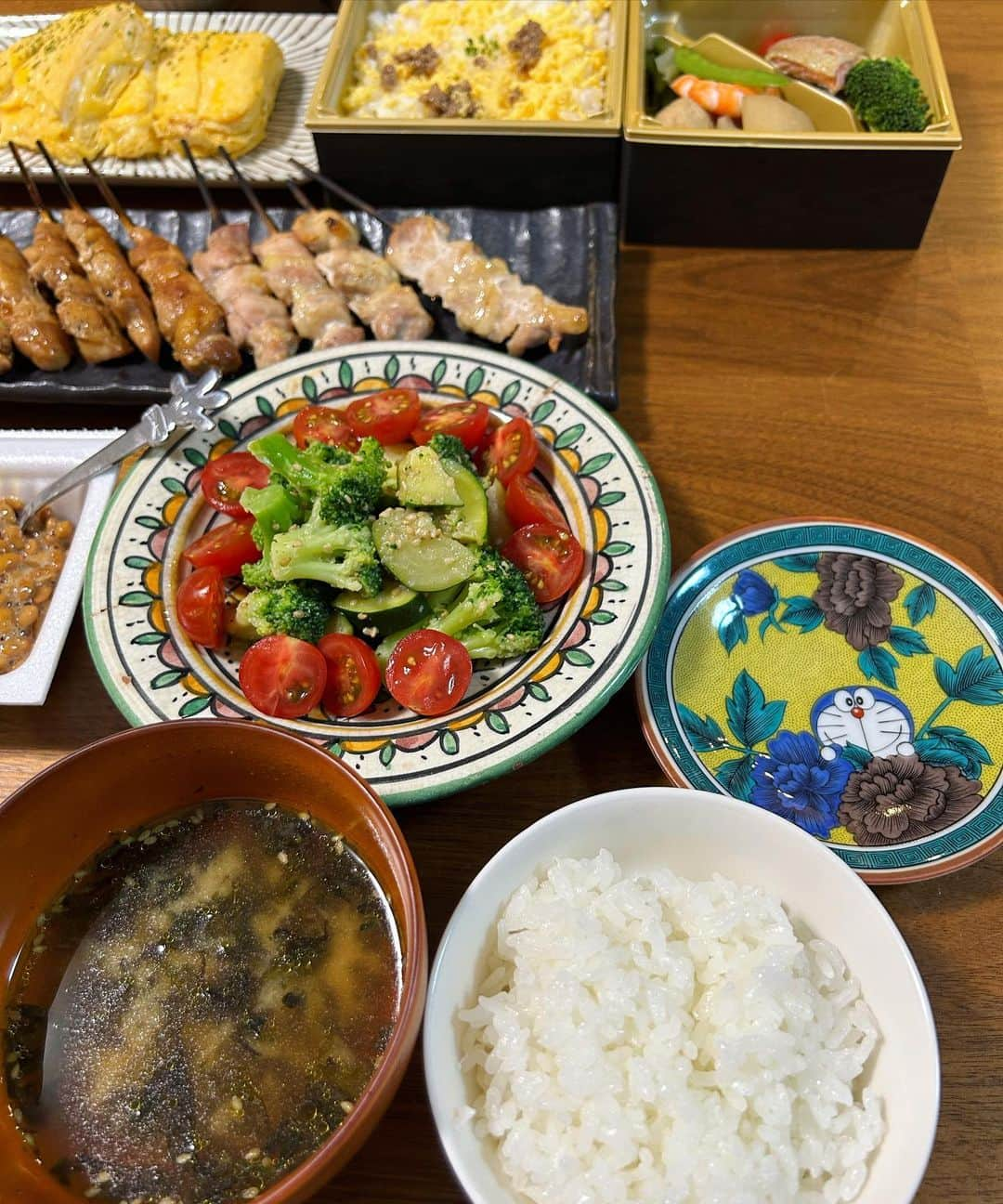 西山茉希さんのインスタグラム写真 - (西山茉希Instagram)「魚焼きグリルで焼鳥を焼く。 串が焦げる。 取り出し超絶熱い。 鶏より串問題🙃  お家焼き鳥の正解を知りたい🤔  タレは甘口醤油×みりん×お酒×パルスイートでグツグツ。  #もも塩タレハーフ&ハーフ #ラストマカロニサラダ #チーズイン卵焼き #ブロッコリーズッキーニのたらこソース和え #韓国海苔のお味噌汁 #トリュフ醤油で母しょぼろ納豆 #チビーズ納豆 #炊き立て新潟白米  〜持ち帰ったロケ弁を添えて〜  #西山食堂 #火曜の鶏の日」7月5日 8時25分 - maki.nshiyama50