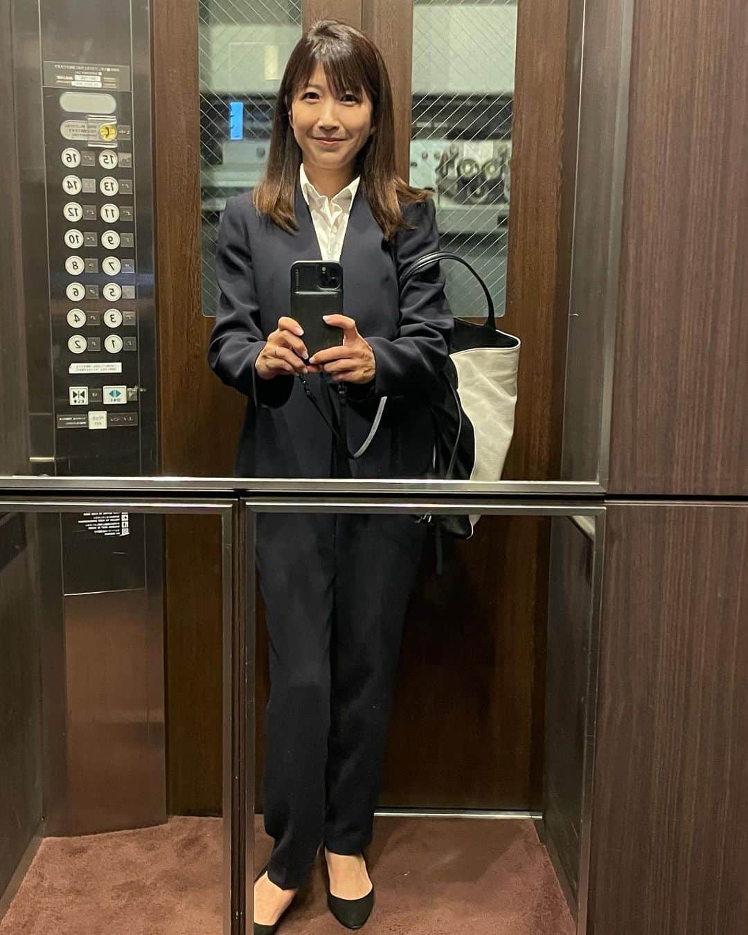 根本美緒さんのインスタグラム写真 - (根本美緒Instagram)「ちょっと…アップする写真がないので エレベーターで撮るなよ…っていう株主総会に行く時の写真。。 このカバンは10年くらい前に頂いた中西哲生さんのお下がり😆✨ @tetsuonakanishi 使ってますよー！  さて、天気予報をあげたかったのです。 今日は西日本でまた梅雨空戻ります。 特に昼頃からは近畿も含めてしっかり☔️場所によりまた強く降る恐れもあります。 夜には東海北陸。関東から北日本も夜遅くから明日の朝にかけてしっかり降りそう。 昨日は関東から北の太平洋側は北風成分が入って割と気持ちの良い夕方以降でしたが 今日はまた全国的に南風で蒸してきます。 札幌28℃ 仙台26℃ 東京福岡30℃ 大阪29℃ 名古屋広島27℃ 那覇32℃  #ネモ天 #天気予報 #気象予報士 #梅雨 #新日本建物 #株主総会 ファッション#中西哲生 うちの事務所の#ファッションリーダー ←この言葉自体が死語っぽいww」7月5日 8時26分 - nemotomio.official
