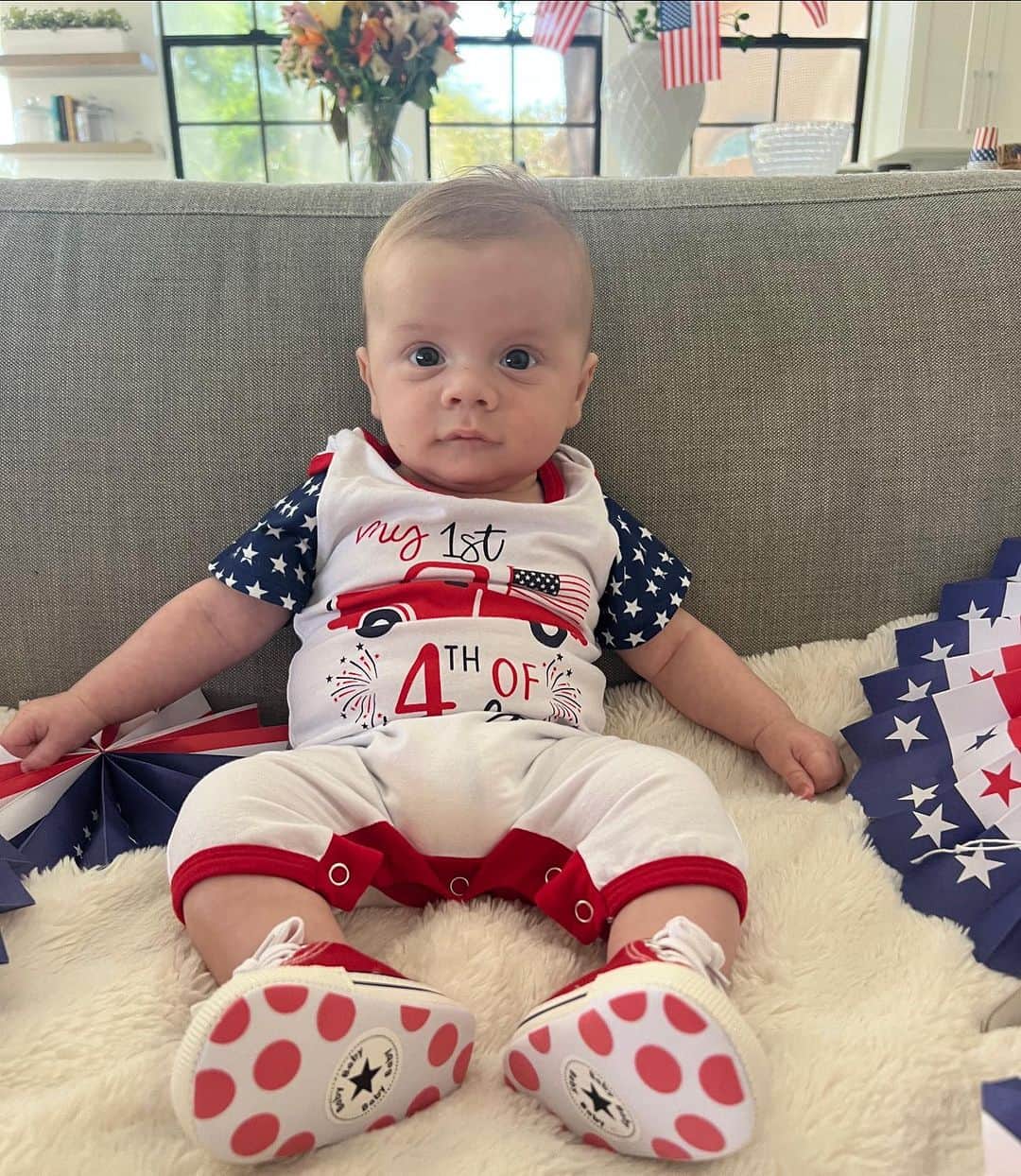 Elise Lobbさんのインスタグラム写真 - (Elise LobbInstagram)「Happy 4th !!!❤️🤍💙 I promise Dawson had a fun 1st 4th of July haha (this picture was taken at the end of the day) 👉🏼👉🏼👉🏼swipe to see how he really was all day !! 🤣🥰🫶🏼  #4thofjuly #baby #boymom #momlife」7月5日 8時27分 - eliselobb