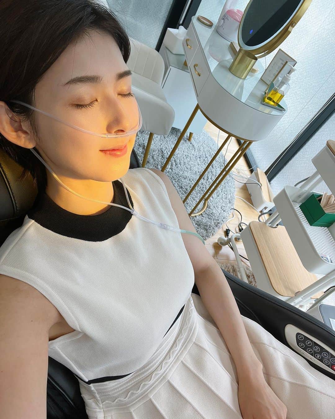 井上麻衣さんのインスタグラム写真 - (井上麻衣Instagram)「@do_hermo_osaka でよもぎ蒸し🤍  その日の気分でよもぎ成分を選べるよ☺️ この時はデトックスでお願いしました✨ めちゃくちゃ汗かくので化粧しない方がいいかも笑！ 冷え症の人とか、生理不順、妊活してる方は 絶対おすすめだよ♡♡  水素+日光浴(紫外線抜き)+骨盤に特化したマッサージ機 これがやばい🥺💕💕 真剣に家に欲しい。。。。  次はいつ行こう🤔  ☑︎DoHERMO【ドゥエルモ】 大阪市中央区南船場４－１１－５　南船場コレット４０２  . . . . #リラク#よもぎ蒸し#デトックス#産後 #産後ケア#心斎橋#ドゥエルモ大阪  #水素#セルフハイフ＃休日#関西ママ #三児の母#三児のママ#ママコーデ #美容#wax脱毛#美容の日」7月5日 8時27分 - mai_inoue