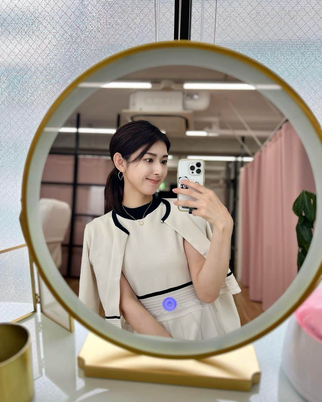 井上麻衣さんのインスタグラム写真 - (井上麻衣Instagram)「@do_hermo_osaka でよもぎ蒸し🤍  その日の気分でよもぎ成分を選べるよ☺️ この時はデトックスでお願いしました✨ めちゃくちゃ汗かくので化粧しない方がいいかも笑！ 冷え症の人とか、生理不順、妊活してる方は 絶対おすすめだよ♡♡  水素+日光浴(紫外線抜き)+骨盤に特化したマッサージ機 これがやばい🥺💕💕 真剣に家に欲しい。。。。  次はいつ行こう🤔  ☑︎DoHERMO【ドゥエルモ】 大阪市中央区南船場４－１１－５　南船場コレット４０２  . . . . #リラク#よもぎ蒸し#デトックス#産後 #産後ケア#心斎橋#ドゥエルモ大阪  #水素#セルフハイフ＃休日#関西ママ #三児の母#三児のママ#ママコーデ #美容#wax脱毛#美容の日」7月5日 8時27分 - mai_inoue