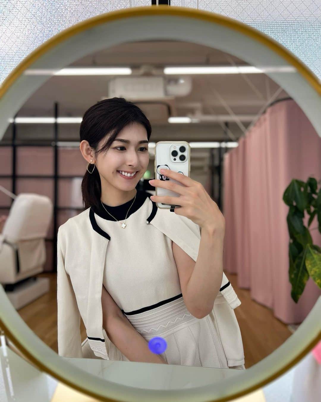 井上麻衣さんのインスタグラム写真 - (井上麻衣Instagram)「@do_hermo_osaka でよもぎ蒸し🤍  その日の気分でよもぎ成分を選べるよ☺️ この時はデトックスでお願いしました✨ めちゃくちゃ汗かくので化粧しない方がいいかも笑！ 冷え症の人とか、生理不順、妊活してる方は 絶対おすすめだよ♡♡  水素+日光浴(紫外線抜き)+骨盤に特化したマッサージ機 これがやばい🥺💕💕 真剣に家に欲しい。。。。  次はいつ行こう🤔  ☑︎DoHERMO【ドゥエルモ】 大阪市中央区南船場４－１１－５　南船場コレット４０２  . . . . #リラク#よもぎ蒸し#デトックス#産後 #産後ケア#心斎橋#ドゥエルモ大阪  #水素#セルフハイフ＃休日#関西ママ #三児の母#三児のママ#ママコーデ #美容#wax脱毛#美容の日」7月5日 8時27分 - mai_inoue