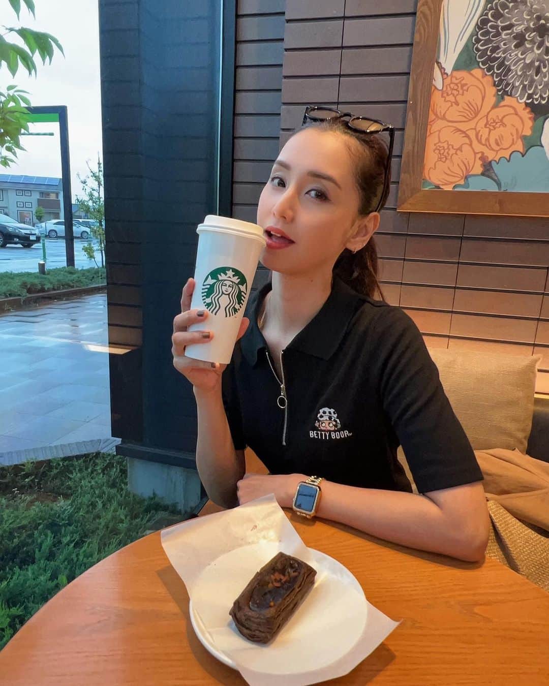 西原有紀のインスタグラム：「S̾u̾m̾m̾e̾r̾ f̾a̾t̾i̾g̾u̾e̾᯾  ✴︎ ✴︎ ✴︎  最近、天候が安定しないのと、急激な猛暑続きで、エアコンは必須になってますが、帰宅時にエアコンをつけてから数分後に頭痛を起こす事があり調べたら、冷たいエアコンの風に直接当たり続けると、体が過度に冷えてしまい、自律神経のバランスが崩れて頭痛の原因になるみたい🥲  他にも、気をつける項目は、 ↓↓↓ ① エアコンの設定温度を25～28℃し、気温差が大きいと自律神経が乱れる ② サーキュレーターを利用する ③ 除湿機を使う ④ エアコンの風向きに注意する ⑤ 調整できる服装をこころがける ⑥ 食事や飲み物にも気を付ける ⑦ 運動や入浴によって体温を保つ だそうです☝️  ✴︎  身体を労りながら、この暑い夏を乗り越えていきたいですね☀️  ✴︎ ✴︎ ✴︎  #夏バテ #夏バテ予防 #自律神経 #エアコン #頭痛 #ケア #ヘルスケア #hotcoffee #chill #cafe #健康」