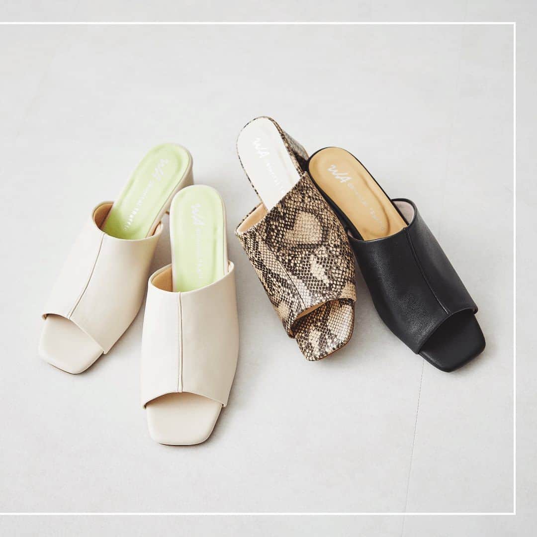 orientaltrafficのインスタグラム：「・ 【PICK UP ITEM】 ⁡ ⁡ ■センターシームミュールサンダル/32206 ¥6,500 ⁡ 〈WA ORiental TRaffic〉 素足はもちろん、ソックス合わせなど幅広いスタイリングに合わせやすいミュールは春から夏まで長く履けるマルチアイテム。センターシームとスクエアトゥのシルエットで甲深デザインでもすっきりした足元に。 ⁡ heel : 6cm color : BLACK,BEIGE,BLACK/BEIGE SIZE : SS〜3L ※店舗ではS〜LLまでの取り扱い ⁡ ----------------------------------- 店舗,ONLINE STOREにて お得なSUMMER SALEを開催中🍧 トレンドアイテムや新作のサンダルが お得にGETできるチャンス🏃‍♀️‼︎ ぜひcheckして下さい♪ ----------------------------------- ⁡ ⁡ #orientaltraffic#オリエンタルトラフィック #ortr#ortr2023ss#靴#shoes#新作#pumps#パンプス#sandals#サンダル#2023SS#2023ss#トレンド#preorder#ootd#fashion#new#newarrival#newin#apparel#コーディネート#LOOK#look#ミュール#mule#sale」