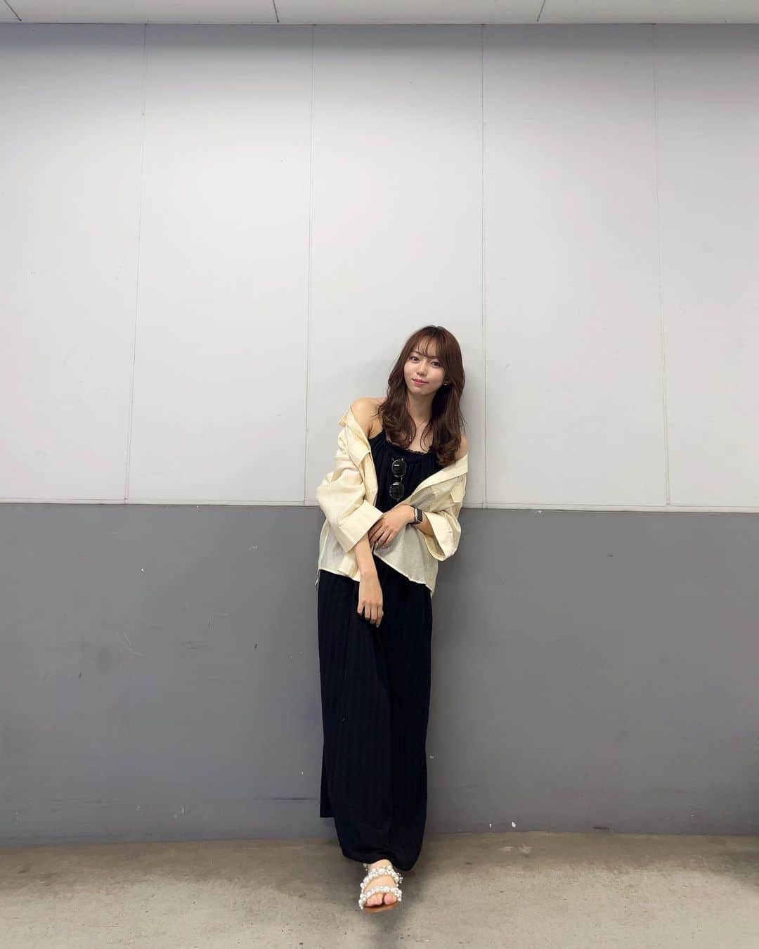 野島樺乃のインスタグラム：「#ノジマノシフク  . . . . 夏の黒ワンピにシアーシャツは 定番だけど安定にかわいいっ 楽だしね~🍹 . . . . . #キャミワンピ #キャミワンピース   #シアーシャツ  #夏コーデ   #fashion  #ootd」
