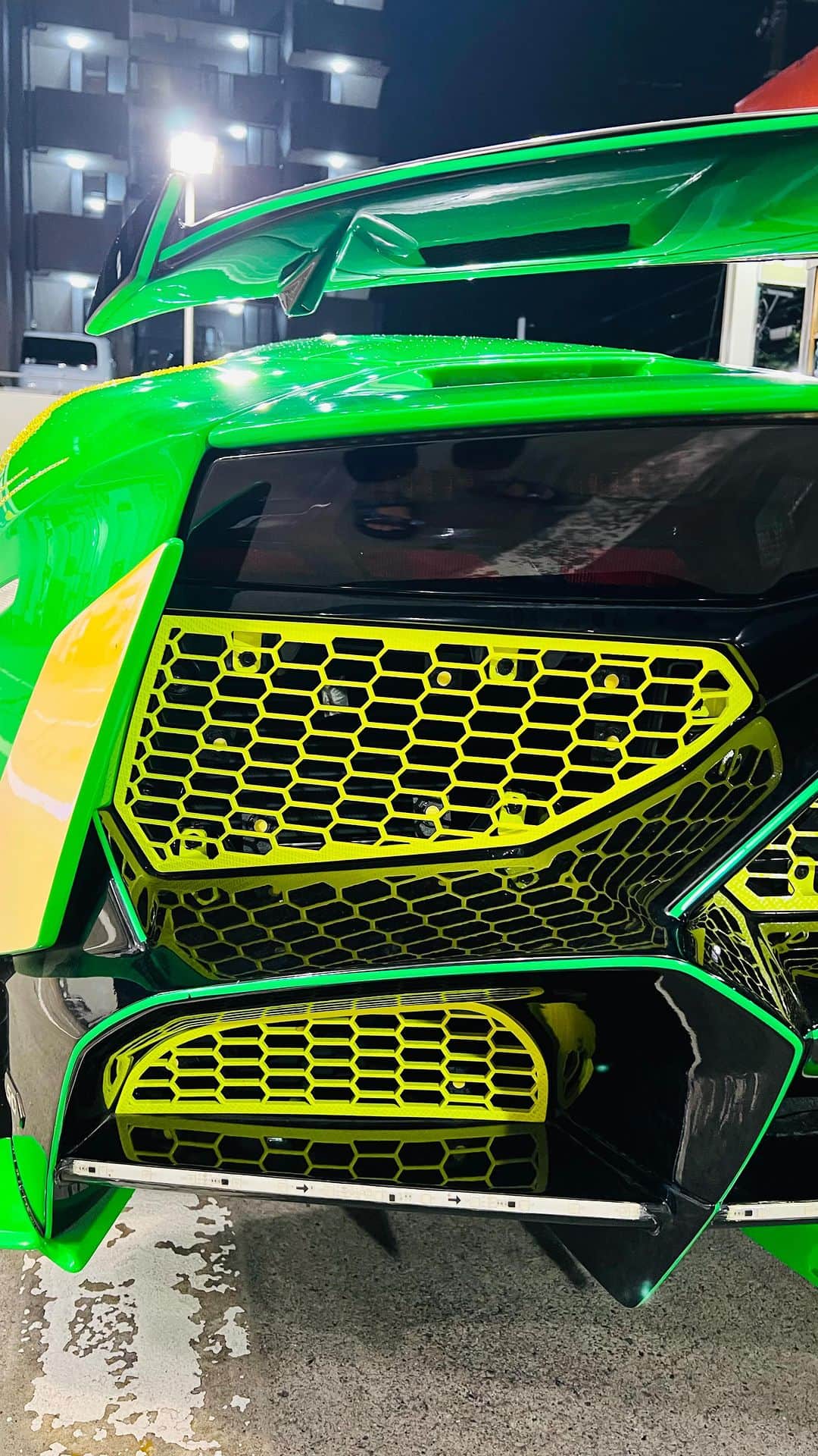 諸星伸一のインスタグラム：「曲と映像がバッチリ笑  #lamborghini #ランボルギーニ #morohoshi #諸星伸一 #fightingstar #ファイティングスター #fsbk #世界最強モロックマ #世界最強諸星一家 #諸星一家 #powercraft  #lexani #lexanijapan #rockford #tokyo #japan」