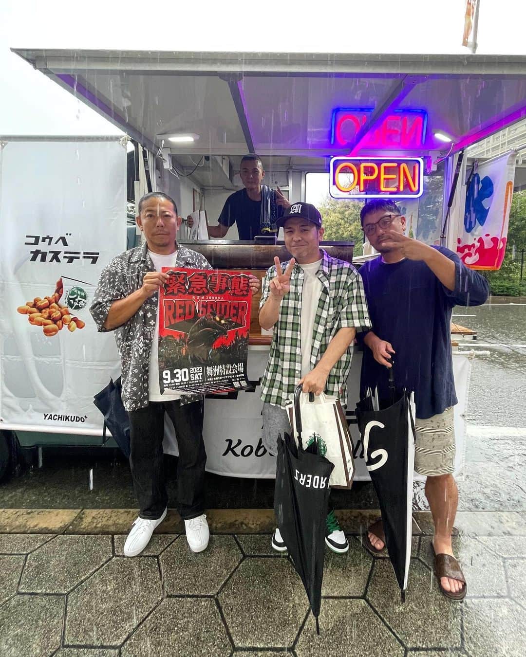 Juniorのインスタグラム：「雨の中わざわざベビーカステラ作りに来てくれました！ @yachikudo   緊急事態でも出店してるので皆んな是非食べてみて！  カステラも美味いけどオススメはミルクティーかき氷🍧  #緊急事態2023 #レッドスパイダー #ベビーカステラ」