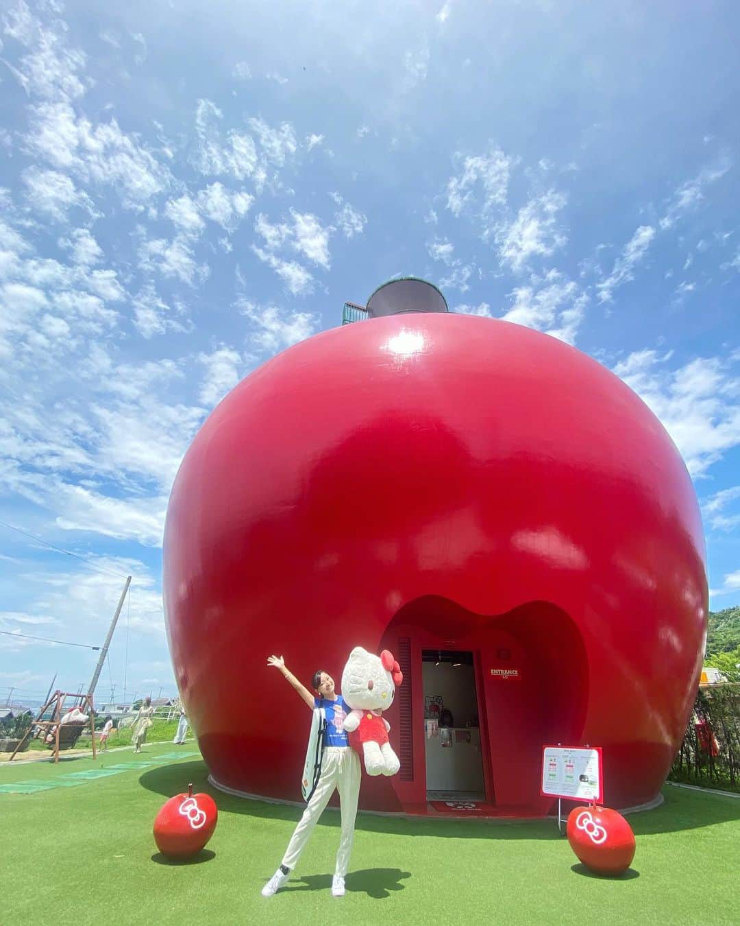 のインスタグラム：「久しぶりのKitty🐱🍎 たくさんの想い出が詰まった場所🍎 #Apple 🍎 #hellokittyshowbox」