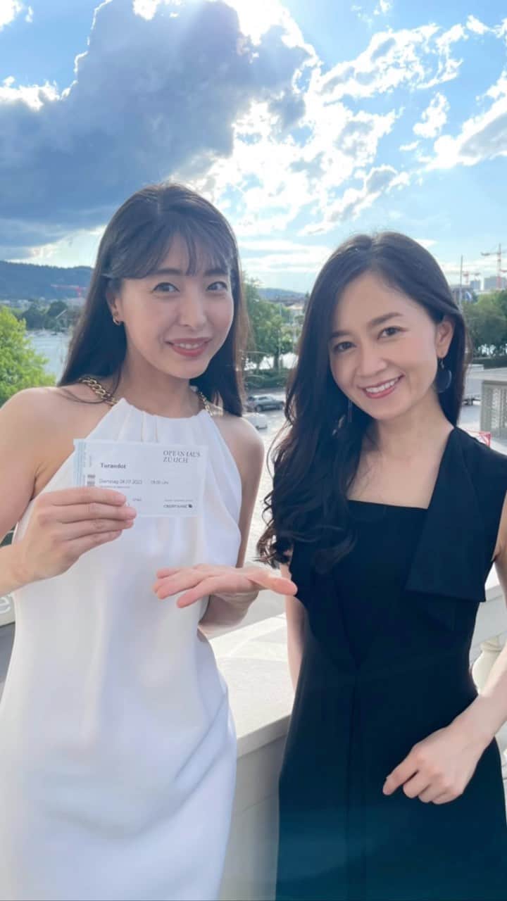 新倉瞳のインスタグラム：「大切な友人、岡田ひとみさん @hitomi_nendol が各国でワークショップのためスイスにも！！  ちょっぴり長めに滞在してくださり、頼りないガイドですがチューリッヒを中心にスイスをご紹介中、ダブルひとみでスイスを巡っています🫡🇨🇭⛰️  昨夜はチューリッヒで私が日頃から大変お世話になっている音楽家の霧生貴之さんのおかげでチューリッヒオペラでプッチーニ作曲「トゥーランドット」を聴きにいくことが出来ました！  演奏も素晴らしかったし、プッチーニの音楽のとりこに😻  ひとみさんにとっては初オペラ✨初オペラがこの演目、演奏、演出で本当によかった🫶🏻  さらに‼️ ひとみさんが瞳プロデュースの(ややこしい。笑) @m_maglie_le_cassetto_official のドレスを着てオペラデビューしてくれて感激🥹」