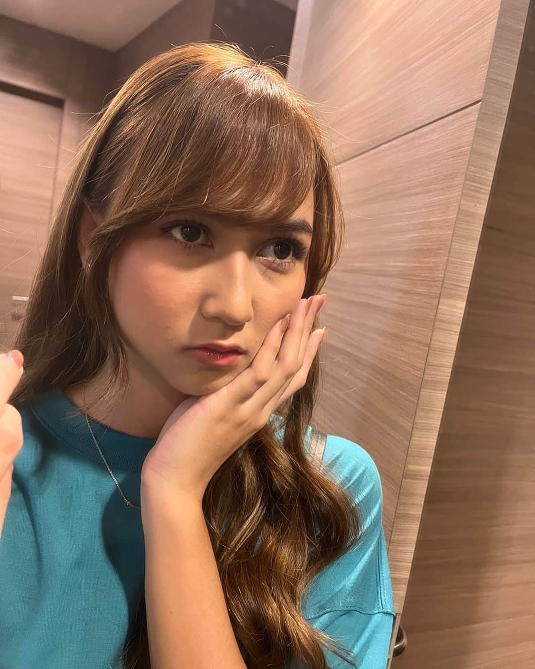 のインスタグラム：「Hari ini mau ganti nail art~ Tebak warna apaaa? 💅🏻  今日はネイルサロンに行きます💅🏻 何の色にするかなー」
