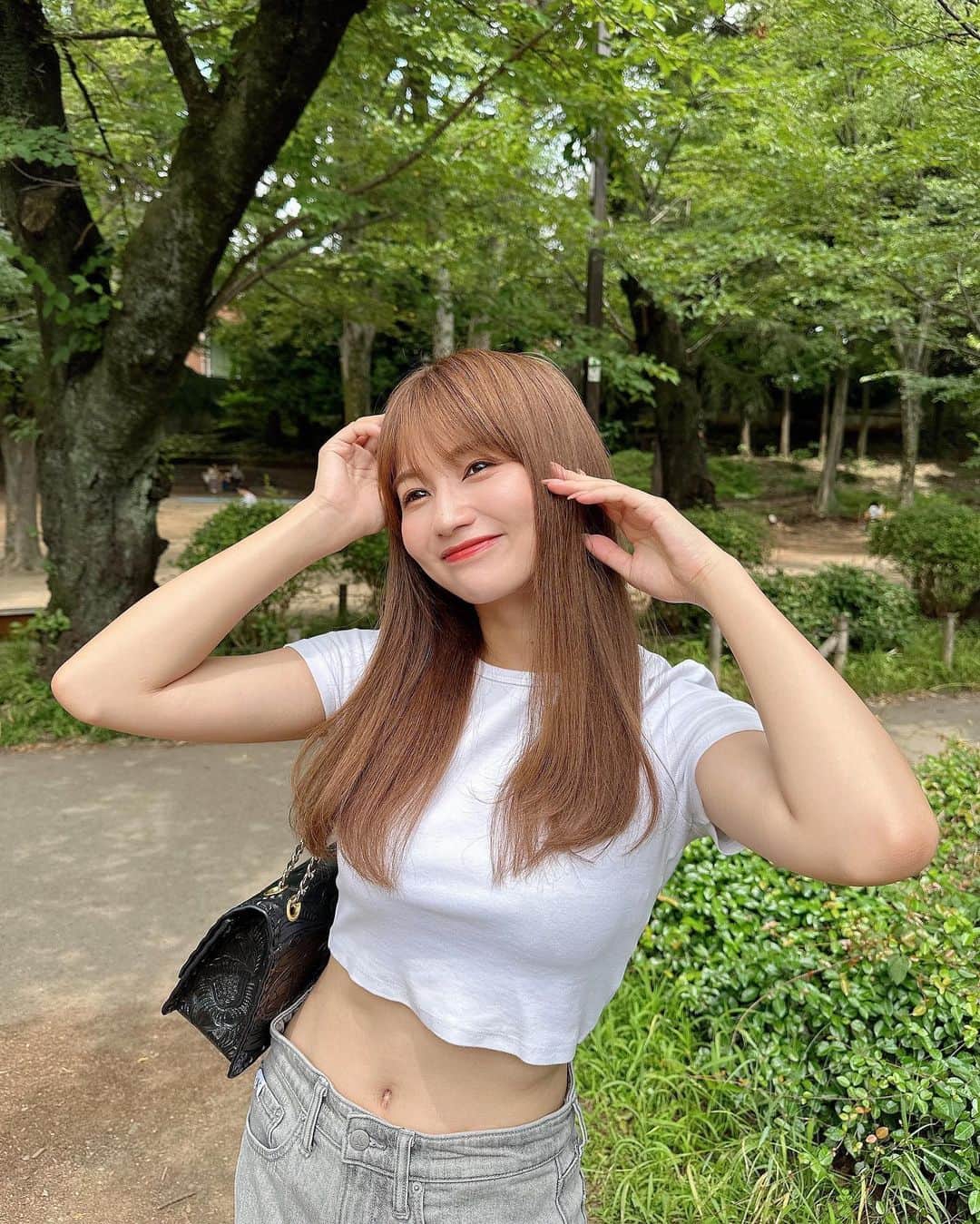 のインスタグラム：「.  夏やね〜〜🌞🌺  最近カジュアルにすることが多い！ ヘアもサッとブラッシングして完了！楽でいい！♡  #デニム#デニムコーデ #tシャツ#tシャツコーデ #ストレート#ストレートヘア」