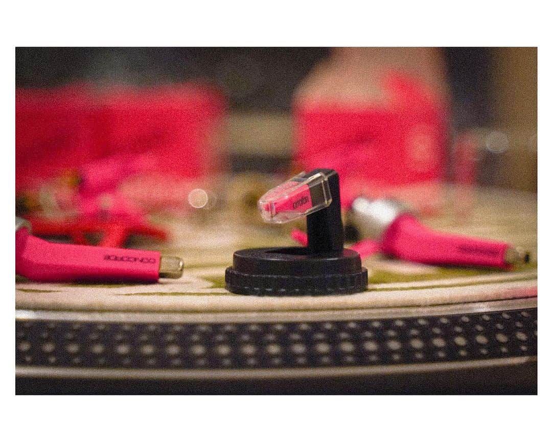 DJ U-ICHIさんのインスタグラム写真 - (DJ U-ICHIInstagram)「#ortofon  新旧メンテナンス  更にかなり昔使ってた針も出てきたから交換してみた。 かれこれ15年？もっとかな… 廃盤なので大切に針交換。 相変わらずいいピンクだ。」7月5日 17時55分 - djuichi_official