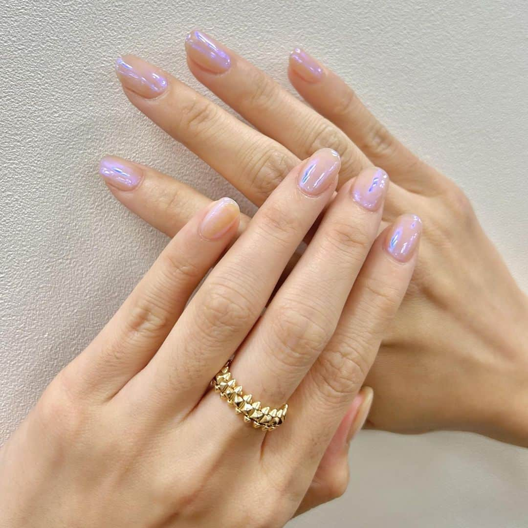 ELLE girl JAPANさんのインスタグラム写真 - (ELLE girl JAPANInstagram)「おしゃれ業界人のネイル💅  エル・ガール編集部やおしゃれ業界人のネイルデザインを抜き打ちチェック！💫  ①NAOKO／エル・ガール ファッションエディター 友人の結婚式に出席するため、ハッピームードなパウダーピンクをチョイス。透明感がなく発色の良いものを選んで、淡い色でも目立つように仕上げてもらいました。  ②NAOYUKI／エル・ガール ビューティーエディター ハートモチーフがマイブーム！クリアベースにONしたさりげないホワイトのポイントが、可愛くなりすぎず大人の手もとにもマッチします♡  ③YUKINO／『エル・ジャポン』シニアエディター ヌーディなベージュにパウダーで光沢を重ねたデザインを見つけてオーダーしました。光の当たり具合によって、青っぽく光るのが目立つみたいでよく褒められます！  ④RINA／モデル、ダンサー トレンドのアワーグラスネイルに挑戦。モノトーンカラーが定番ですが、なぜ赤とシルバーを選んだかというと、今週のラッキーカラーだったから！  ⑤SHOKO／エル ソーシャルメディアスペシャリスト イエローとグリーンを使ってコーデのワンポイントになるネイルにしてもらいました！　右と左でカラーを変えたところもポイントです。  #ellegirlfashion #ellegirluni #nail #nailart #naildesign #naildesigns #nailaddict #ネイル #ネイルデザイン #シンプルネイル #ジェルネイル #ネイルアート #ネイルサロン #ニュアンスネイル #トレンドネイル #ベージュネイル #大人ネイル #夏ネイル #ネイルアートデザイン」7月5日 19時05分 - ellegirl_jp