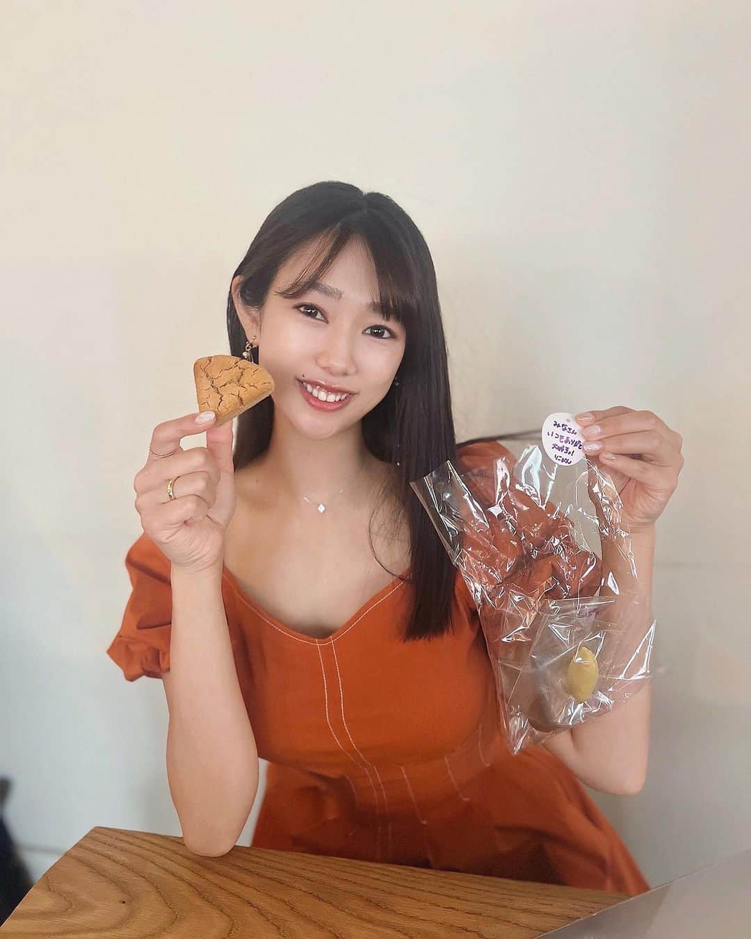 堀江聖夏のインスタグラム：「⌇‎7/14 〜7/16まで行われる エヌケンさん @nken_second のプロテイン販売イベントで りこぴん @rikopin_tomato.925 が作るプロテインお菓子を 一足先にいただきました🍪♡ ⁡ 美味しくてトリュフボールも いつ食べたの！？と思うほど、 手が止まらなかった！( ⑉¯ ꇴ ¯⑉ ) ⁡ りこぴんの「これならプロテインが初めての方でも」と思う愛情も伝わってとてもおいしかった❤️ ⁡ BIYORI のプロテインは実は まだ飲めていないので (みるくてぃー味も気になるなぁ〜) ⁡ 早く飲みたいな✩♘ イベントがとても楽しみ💕 　 ⁡ 着ているお洋服は @and.couture さんのワンピースです☻  ⁡ ________________________________ #BIYORI #プロテイン #美容 #健康 #ダイエット #筋トレ #トレーニング #ワンピース #骨格ウェーブ #ブルベ冬 #アンドクチュール #夏服 #ノースリーブ」