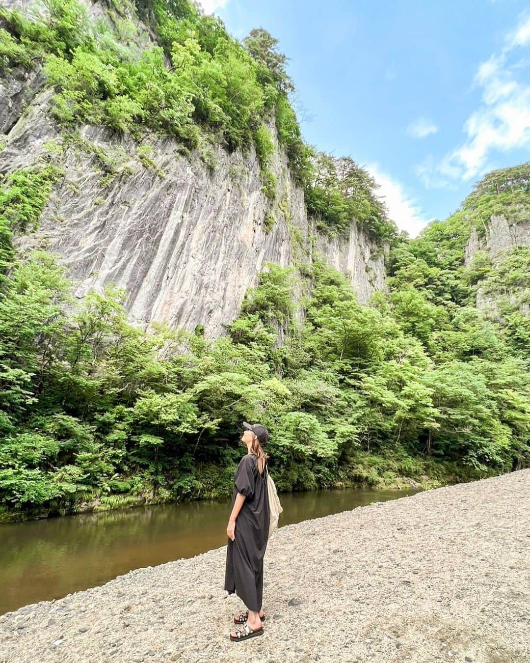 藤崎奈々子さんのインスタグラム写真 - (藤崎奈々子Instagram)「.  \舟下りで絶景を楽しむ/  岩手旅のもう一つの目的 猊鼻渓での舟下り @geibikei_hunakudari  ・ 猊鼻渓は日本百景のひとつ 砂鉄川が石灰岩を侵食してできた約2kmの渓谷、およそ100mの断崖が両岸にそびえ立っている壮大な絶景の中を舟下りしていきます  舟に乗ると川からの空気が涼しくて気持ちいい 鴨さんも遊びに来て、手からオヤツを食べてくれるよ ちょっと勢いがある子は痛いけどね（笑） ・ 舟の折り返し地点には島もあって、少しの時間散策もできます  猊鼻渓のパワースポット うんたま投げにも挑戦！ 遠くの穴に、運玉が入れば願いが叶うと言われているらしい  めっちゃ真剣に投げたら、とんでもない姿を激写されていたのでぜひ写真見てみてねー ほんと、酷い姿で笑っちゃう ・ 帰りは船頭さんの 猊鼻追分を聞きながら、いい雰囲気で終了  色んな楽しみが詰まった川下りで、とっても楽しめました 岩手に行く方がいたらぜひ、おススメしたいスポット  ＿＿＿＿＿＿＿＿＿＿＿＿＿＿＿ 猊鼻渓アクセス JR一ノ関駅からバス約40分、げいび渓口下車 JR猊鼻渓駅から徒歩5分 東北自動車道一関ICから約30分  （有）げいび観光センター 岩手県一関市東山町長坂字町467 TEL.0191-47-2341 ＿＿＿＿＿＿＿＿＿＿＿＿＿＿＿  #旅行好き女子 #旅行好き #大人旅 #小旅行 #岩手旅行 #猊鼻渓 #猊鼻渓舟下り #絶景スポット  #女子旅 #カメラ旅 #国内旅行 #ナナタビ #ナナコタビ #大人の絶景旅 #タビジョ #岩手観光」7月5日 18時05分 - nanakofujisaki