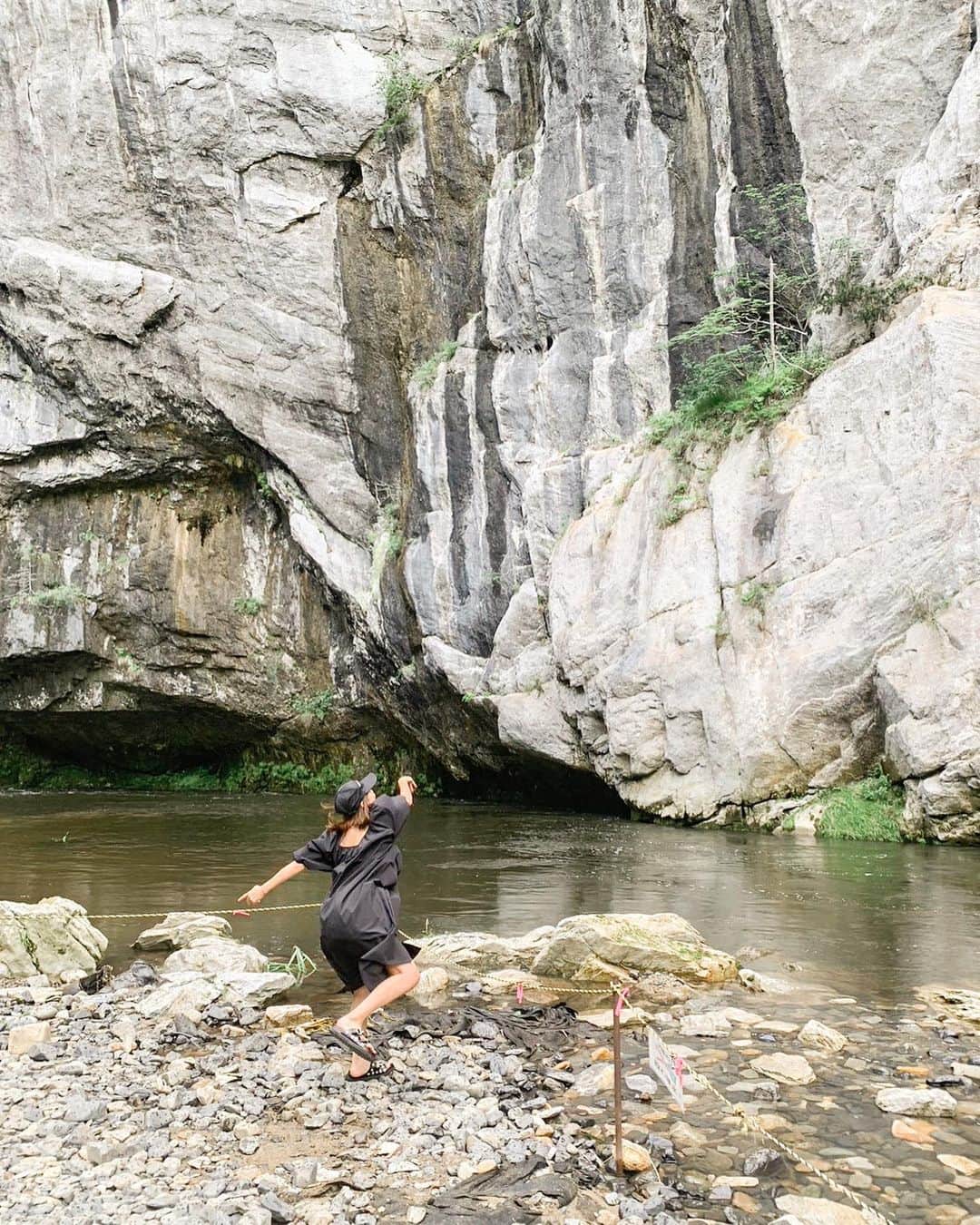 藤崎奈々子さんのインスタグラム写真 - (藤崎奈々子Instagram)「.  \舟下りで絶景を楽しむ/  岩手旅のもう一つの目的 猊鼻渓での舟下り @geibikei_hunakudari  ・ 猊鼻渓は日本百景のひとつ 砂鉄川が石灰岩を侵食してできた約2kmの渓谷、およそ100mの断崖が両岸にそびえ立っている壮大な絶景の中を舟下りしていきます  舟に乗ると川からの空気が涼しくて気持ちいい 鴨さんも遊びに来て、手からオヤツを食べてくれるよ ちょっと勢いがある子は痛いけどね（笑） ・ 舟の折り返し地点には島もあって、少しの時間散策もできます  猊鼻渓のパワースポット うんたま投げにも挑戦！ 遠くの穴に、運玉が入れば願いが叶うと言われているらしい  めっちゃ真剣に投げたら、とんでもない姿を激写されていたのでぜひ写真見てみてねー ほんと、酷い姿で笑っちゃう ・ 帰りは船頭さんの 猊鼻追分を聞きながら、いい雰囲気で終了  色んな楽しみが詰まった川下りで、とっても楽しめました 岩手に行く方がいたらぜひ、おススメしたいスポット  ＿＿＿＿＿＿＿＿＿＿＿＿＿＿＿ 猊鼻渓アクセス JR一ノ関駅からバス約40分、げいび渓口下車 JR猊鼻渓駅から徒歩5分 東北自動車道一関ICから約30分  （有）げいび観光センター 岩手県一関市東山町長坂字町467 TEL.0191-47-2341 ＿＿＿＿＿＿＿＿＿＿＿＿＿＿＿  #旅行好き女子 #旅行好き #大人旅 #小旅行 #岩手旅行 #猊鼻渓 #猊鼻渓舟下り #絶景スポット  #女子旅 #カメラ旅 #国内旅行 #ナナタビ #ナナコタビ #大人の絶景旅 #タビジョ #岩手観光」7月5日 18時05分 - nanakofujisaki