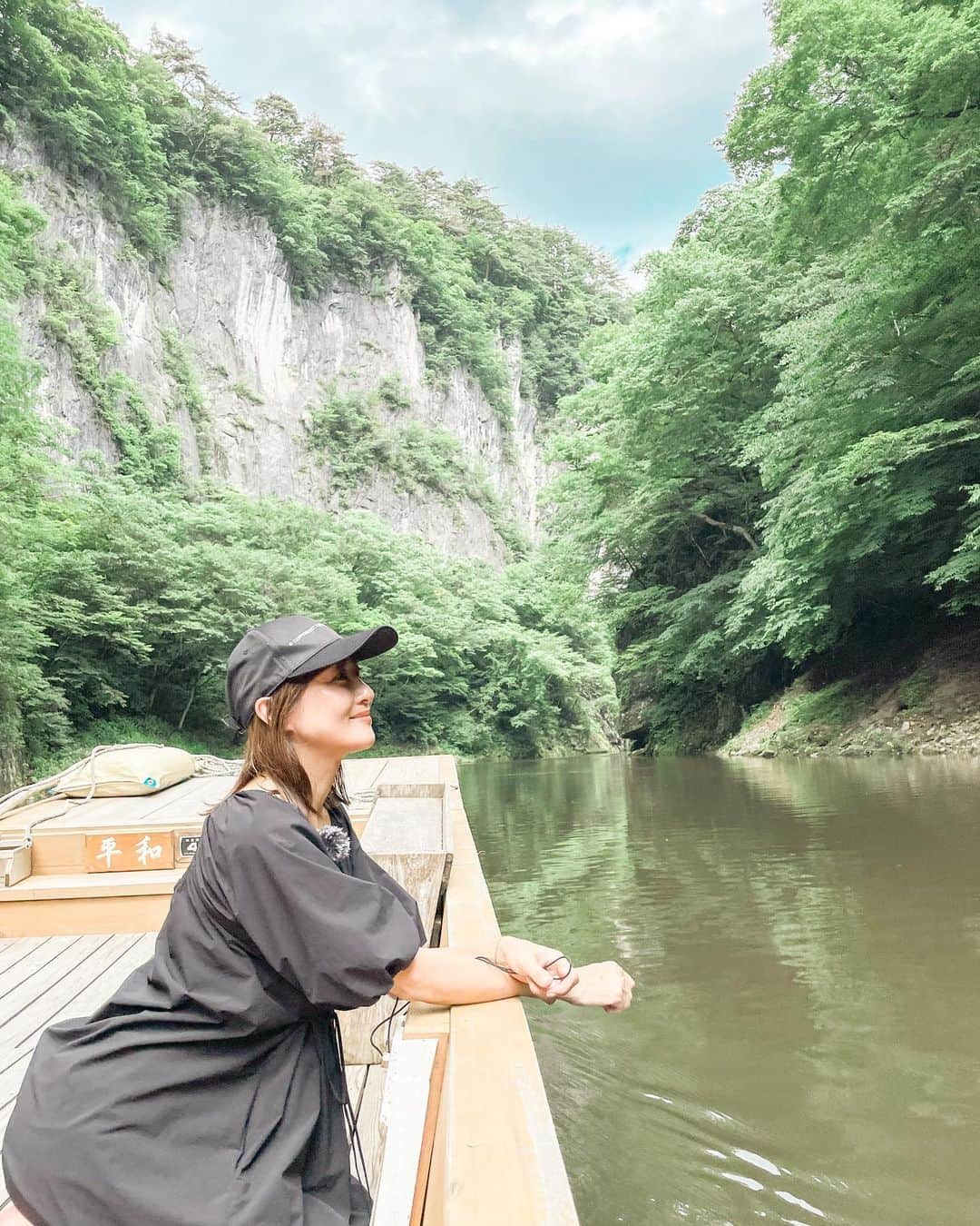 藤崎奈々子のインスタグラム：「.  \舟下りで絶景を楽しむ/  岩手旅のもう一つの目的 猊鼻渓での舟下り @geibikei_hunakudari  ・ 猊鼻渓は日本百景のひとつ 砂鉄川が石灰岩を侵食してできた約2kmの渓谷、およそ100mの断崖が両岸にそびえ立っている壮大な絶景の中を舟下りしていきます  舟に乗ると川からの空気が涼しくて気持ちいい 鴨さんも遊びに来て、手からオヤツを食べてくれるよ ちょっと勢いがある子は痛いけどね（笑） ・ 舟の折り返し地点には島もあって、少しの時間散策もできます  猊鼻渓のパワースポット うんたま投げにも挑戦！ 遠くの穴に、運玉が入れば願いが叶うと言われているらしい  めっちゃ真剣に投げたら、とんでもない姿を激写されていたのでぜひ写真見てみてねー ほんと、酷い姿で笑っちゃう ・ 帰りは船頭さんの 猊鼻追分を聞きながら、いい雰囲気で終了  色んな楽しみが詰まった川下りで、とっても楽しめました 岩手に行く方がいたらぜひ、おススメしたいスポット  ＿＿＿＿＿＿＿＿＿＿＿＿＿＿＿ 猊鼻渓アクセス JR一ノ関駅からバス約40分、げいび渓口下車 JR猊鼻渓駅から徒歩5分 東北自動車道一関ICから約30分  （有）げいび観光センター 岩手県一関市東山町長坂字町467 TEL.0191-47-2341 ＿＿＿＿＿＿＿＿＿＿＿＿＿＿＿  #旅行好き女子 #旅行好き #大人旅 #小旅行 #岩手旅行 #猊鼻渓 #猊鼻渓舟下り #絶景スポット  #女子旅 #カメラ旅 #国内旅行 #ナナタビ #ナナコタビ #大人の絶景旅 #タビジョ #岩手観光」