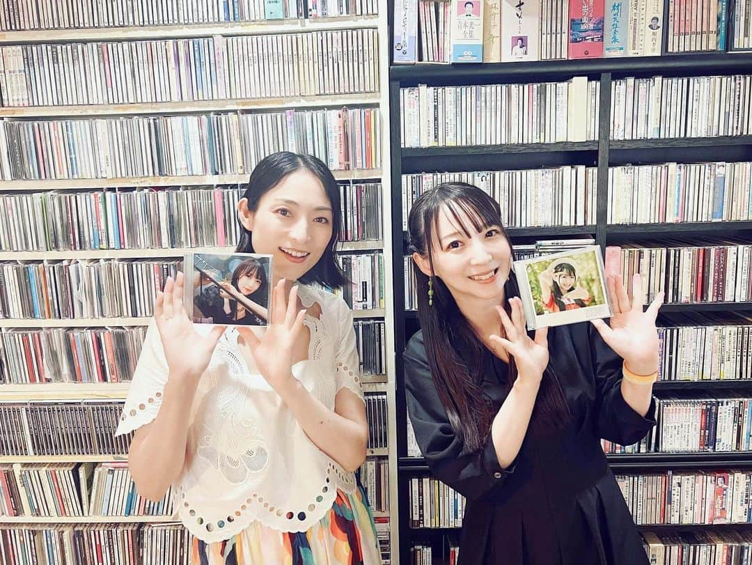 紗々のインスタグラム：「【出演情報】 大好きな憧れの大先輩、松本英子さんのラジオ番組 「 #松本英子のサウンドスケッチ 」 にゲスト出演させていただきます🥰✨  英子さんとラジオでお話しできるの久しぶりで、物凄い楽しくて一瞬でした…！！ 間合いとトークスキルが流石すぎた🥹✨  さて、私のリクエスト曲10曲は何でしょう🤭✨ #スキスリー と #サケスリー は全曲OAしていただきます♫  放送日は後ほど！ お楽しみに☆  英子さん、本当にありがとうございましたー🥰！！  #松本英子 #ラジオ #radio #出演情報」