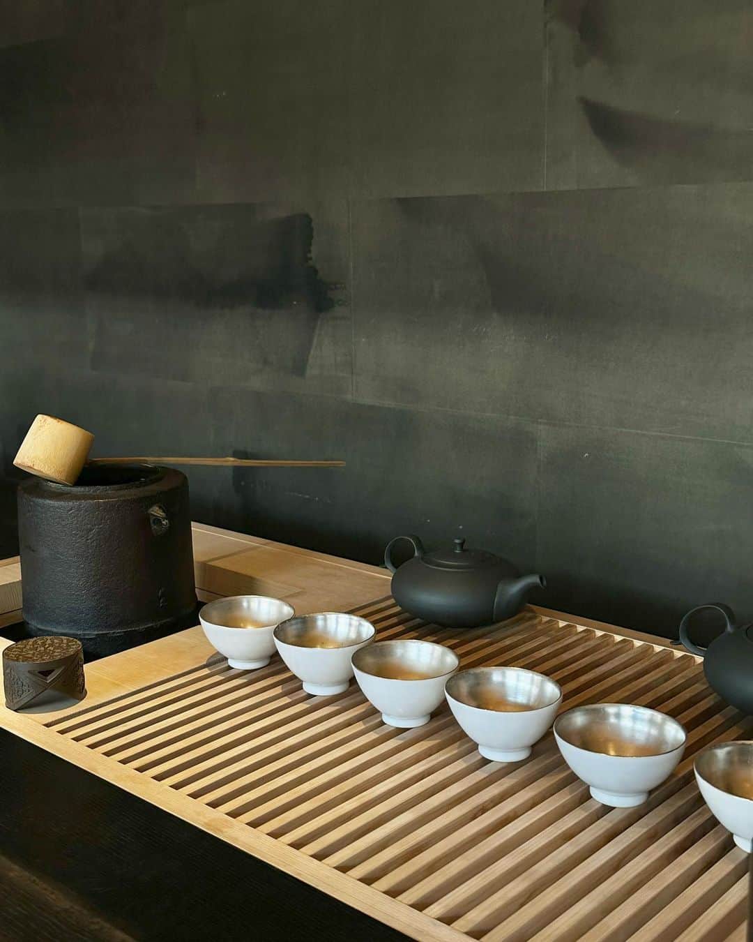 麻亜里さんのインスタグラム写真 - (麻亜里Instagram)「浴衣を着て京都観光🎐  立礼茶室「然美(さび)」で お菓子とお茶のペアリングコースをいただきました🍵 #然美   お茶をアルコールにすることも可能🍷  杏仁餡のフルーツ最中や とうもろこしソースのバター餅などなど 5種類のお菓子にそれぞれお茶を合わせたコース🍵  全て、美味しかった🙏 どのお菓子もどのお茶も全て新しいお味で飽きることがなかった。  月毎にお菓子やお茶の内容が変わるそう。 毎月通いたいくらい🥺  必ずまた訪れたいお店の一つになりました✨  #京都カフェ #京都旅行 #祇園カフェ #京都観光 #京都旅行」7月5日 17時58分 - maari.0108