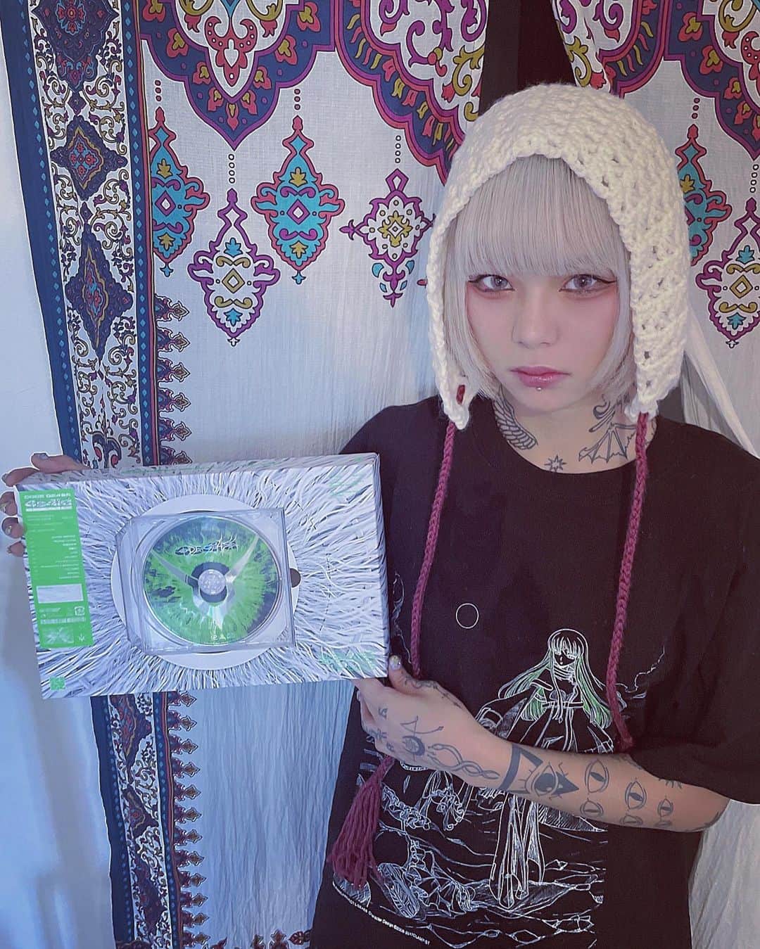のインスタグラム：「遺影を先に撮っときました！！ グッズ、はじめてライブで着ちゃうかも オフィシャルサイト見てゲットしてくれ」
