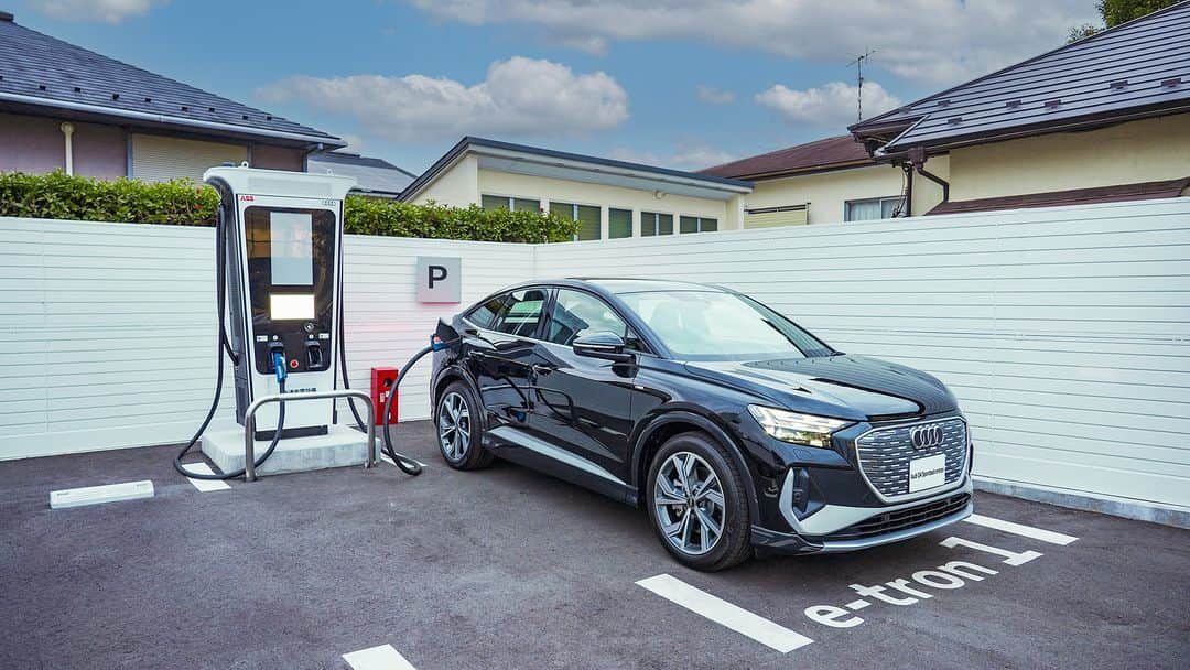 Audi Japan Sales / アウディジャパン販売さんのインスタグラム写真 - (Audi Japan Sales / アウディジャパン販売Instagram)「【Audi EV Summer Campaign】  この夏、一人でも多くのお客様にAudiの電気自動車の魅力をお伝えし身近に感じていただく、様々な機会をご用意。  その一つとして、Audi初のプレミアムコンパクト電動SUV、Audi Q4 e-tronの魅力をお伝えする「Audi EV Summer Campaign」を7月17日(月)まで開催しております。  お気軽にショールームへお越しいただき、Audiの魅力をぜひご体感ください。 お客様のご来場をスタッフ一同、心よりお待ちしております。  キャンペーン詳細は #AJS のオフィシャルサイトよりご確認ください。 お客様のご来場をスタッフ一同、心よりお待ちしております。  @audi.japan.sales  #Audi  #AJS #myaudi #audistyle #car #carstagram  #q4etron　#アウディ #ドライブ #車 ＃試乗 #愛車 #外車 #ドイツ車 #車好き #車好きな人と繋がりたい #アウディ女子 #車好き男子 #電気自動車 #コンパクト電動suv」7月5日 18時00分 - audi.japan.sales