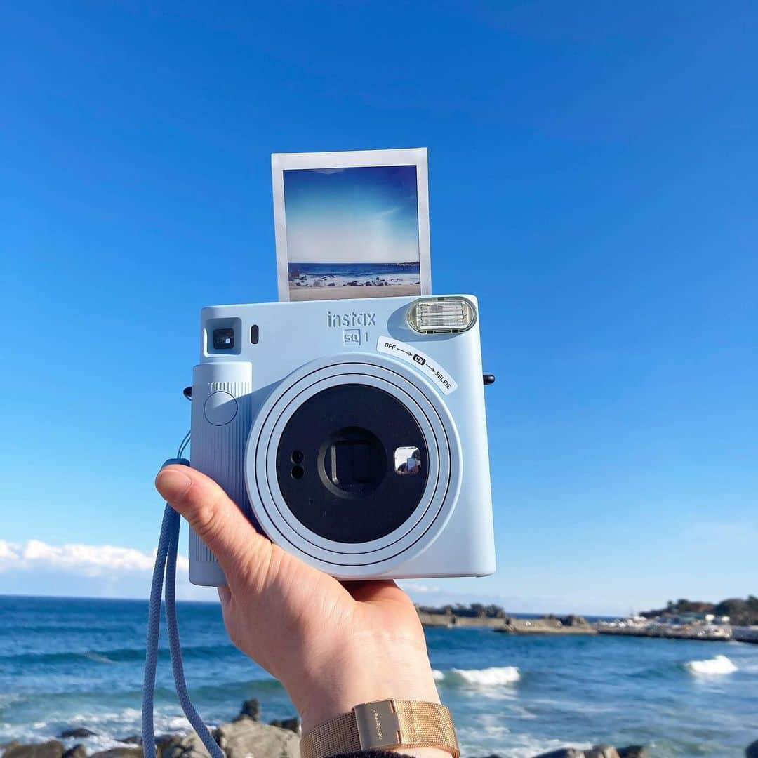 Fujifilm instaxさんのインスタグラム写真 - (Fujifilm instaxInstagram)「＼使ってみたい！と思ったら「📷」でコメントしてくださいね／ 【夏の風景を、味わい深く残す🌊INSTAX SQUARE SQ1】  夏のおでかけにはチェキを忘れずに😉  INSTAX SQUARE SQ1のグレイシャーブルーは、青空と海にも馴染むおしゃれカラー🐋 スクエアフォーマットのチェキだから、素敵な風景も広々と写せます✨  チェキで残せば、綺麗な海を違った味わいで2度楽しめそう💙  Special Thanks😌 @spica.0003  ﹋﹋﹋﹋﹋﹋﹋﹋﹋﹋﹋﹋﹋﹋﹋﹋﹋﹋﹋﹋﹋﹋﹋﹋ ˗ˏˋ 「𝐢𝐧𝐬𝐭𝐚𝐱 <チェキ> 」公 式 ア カ ウ ン ト ˎˊ˗ 　チェキを楽しむためのヒントをたっぷりとお届け…🤍   　📷新商品情報 　📷すてきな投稿紹介  　📷 撮影アイデア  🏷 #チェキ #instax  タグ付け&メンションしてね♡  素敵な投稿はこのアカウントで紹介しちゃうかも🌷   𝑪𝑯𝑬𝑪𝑲 👉@cheki_instax ﹋﹋﹋﹋﹋﹋﹋﹋﹋﹋﹋﹋﹋﹋﹋﹋﹋﹋﹋﹋﹋﹋﹋﹋ #チェキ #INSTAXlife #INSTAX #INSTAXmini  #INSTAXcamera #cheki #FUJIFILM #富士フイルム #チェキのある生活 #マイチェキ #INSTAXSQUARESQ1 #インスタックススクエア #フィルムカメラのある生活 #フィルムカメラ #selfie #カメラ女子 #チェキ女子 #海のある生活 #海が好き #青空と雲 #青空フォト #夏フォト #夏旅行 #おでかけ #旅行 #チェキ旅 #チェキアルバム」7月5日 18時00分 - cheki_instax