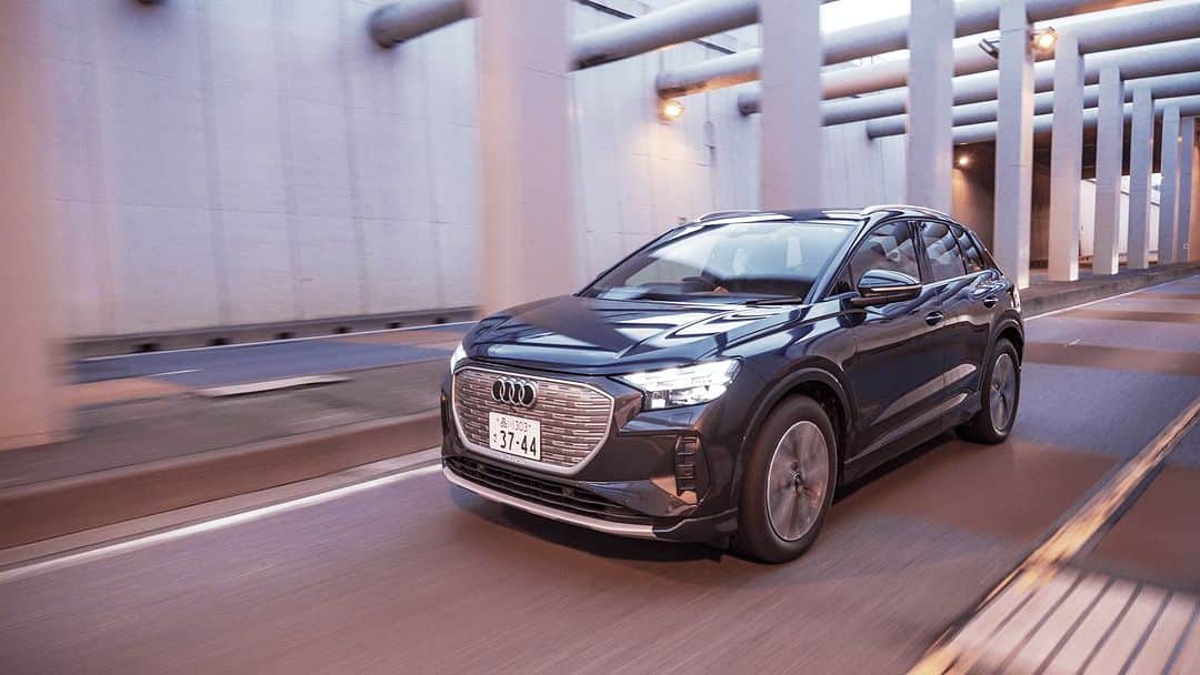 Audi Japan Sales / アウディジャパン販売のインスタグラム：「【Audi EV Summer Campaign】  この夏、一人でも多くのお客様にAudiの電気自動車の魅力をお伝えし身近に感じていただく、様々な機会をご用意。  その一つとして、Audi初のプレミアムコンパクト電動SUV、Audi Q4 e-tronの魅力をお伝えする「Audi EV Summer Campaign」を7月17日(月)まで開催しております。  お気軽にショールームへお越しいただき、Audiの魅力をぜひご体感ください。 お客様のご来場をスタッフ一同、心よりお待ちしております。  キャンペーン詳細は #AJS のオフィシャルサイトよりご確認ください。 お客様のご来場をスタッフ一同、心よりお待ちしております。  @audi.japan.sales  #Audi  #AJS #myaudi #audistyle #car #carstagram  #q4etron　#アウディ #ドライブ #車 ＃試乗 #愛車 #外車 #ドイツ車 #車好き #車好きな人と繋がりたい #アウディ女子 #車好き男子 #電気自動車 #コンパクト電動suv」