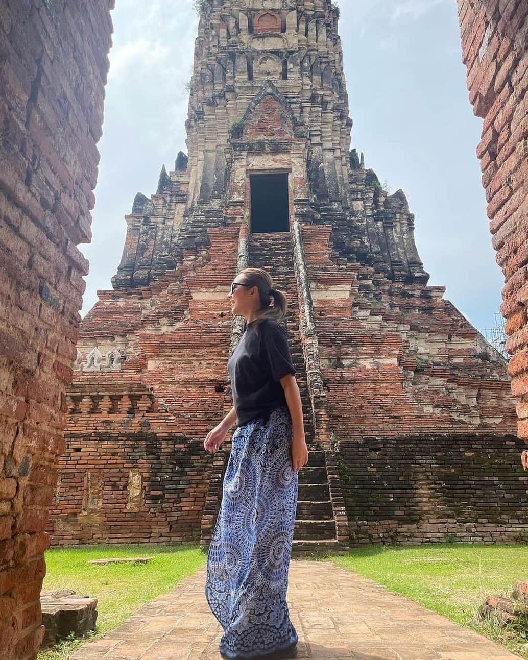 タイ国政府観光庁のインスタグラム：「. 【今週の #WhatNewThailand 🇹🇭🔍】  #今こそタイへ 行ってみたい！と思った方は コメント欄に【🙏】をどうぞ♪  今月のテーマ「バンコク＋１dayトリップ」から 美しい寺院「ワット・チャイワッタナラーム」をPick Up ⠜*  アユタヤで最も美しい寺院遺跡のひとつと称される、ワット・チャイワッタナラーム🕊　 チャオプラヤー川西側に佇むこの寺院は、1630年に第24代王プラサート・トーンが母の死を偲び建設しました💁‍♀️　  四角い境内の中央に聳え立つのは、高さ35mの主塔✨　四方には4基の塔堂(プラーン)を従え、さらに八方には須弥山(しゅみせん)を表した塔が配されています🙏　回廊が取り巻く建築様式が、カンボジアのアンコール・ワットに似ていることから、カンボジアとの戦勝記念に建てられたという説も👀💭  夕暮れ時の景観も素晴らしいと、アユタヤで人気のスポットです☺️  @asako.1006 さん、コップン・カー🙏✨  ★参考になった！と思ったら、あとで見返せるように、 画像右下にある保存ボタン🔖をタップ！  #repost #タイ #アユタヤ #ワットチャイワッタナラーム #タイ寺院 #お寺巡り #仏塔 #アユタヤ観光 #今こそタイへ #こんなタイ知らなかった #もっと知りタイ #はじめてのタイ #タイ旅行 #アユタヤ旅行 #旅好きな人と繋がりたい #旅行好きな人と繋がりたい #海外旅行 #thailand #ayutthaya #ayutthayatrip #watchaiwattanaram #temple #amazingthailand #thailandtravel #thailandtrip #thaistagram #lovethailand #amazingnewchapters」