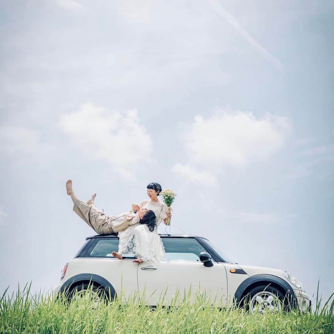 のインスタグラム：「河川敷で撮影したお写真📸  愛車と空を一緒に撮影♡  サリィガーデンではロケーション場所へ出張をしてお写真も撮れる♪   #ザサリィガーデン #サリィガーデン #栃木結婚式 #栃木結婚式場 #足利 #足利結婚式 #前撮り #prephotoshoot #フォトウェディング #ウェディングフォト #photowedding #車 #愛車 #空 #青空 #ロケーション撮影 #河川敷」
