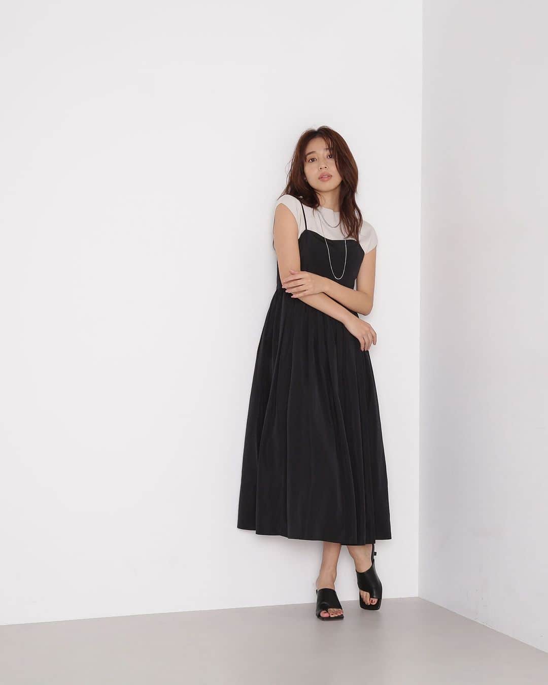 NATURAL BEAUTY BASICのインスタグラム：「2023 Summer PRE ORDER.  ✔ボリュームギャザーワンピース ¥13,420 tax in color:クロ/ダークブラウン size:M/PS #0173240730 7月中旬-下旬入荷予定  ＜LIMITED EDITION＞ 限定14店舗とSANEI bd ONLINEのみで展開の 今気分を叶えてくれる限定商品  ドラマティックに広がるシルエットが印象的なキャミワンピースは、 ビスチェのようなラインと華奢な肩紐がポイント。 胸下の高い位置から切り替えているので、 スタイルアップ効果も抜群です。  シンプルなカットソーを合わせた カジュアルなスタイリングは勿論、 フェミニンなブラウスとも相性抜群の着回しの効く１枚です。  #キャミワンピース #レイヤードコーデ  #晩夏 #秋先取り #秋カラー #サマーコーデ #夏コーデ  #お出かけコーデ #カジュアルコーデ  #オフィスコーデ #オフィスカジュアル #通勤コーデ #大人可愛い #カラーコーデ #着回しコーデ #きれいめカジュアル #大人カジュアル #ベーシックコーデ #ベーシック #ナチュラルコーデ #トレンドスタイル #シンプルコーデ #ナチュラルビューティーベーシック #naturalbeautybasic」