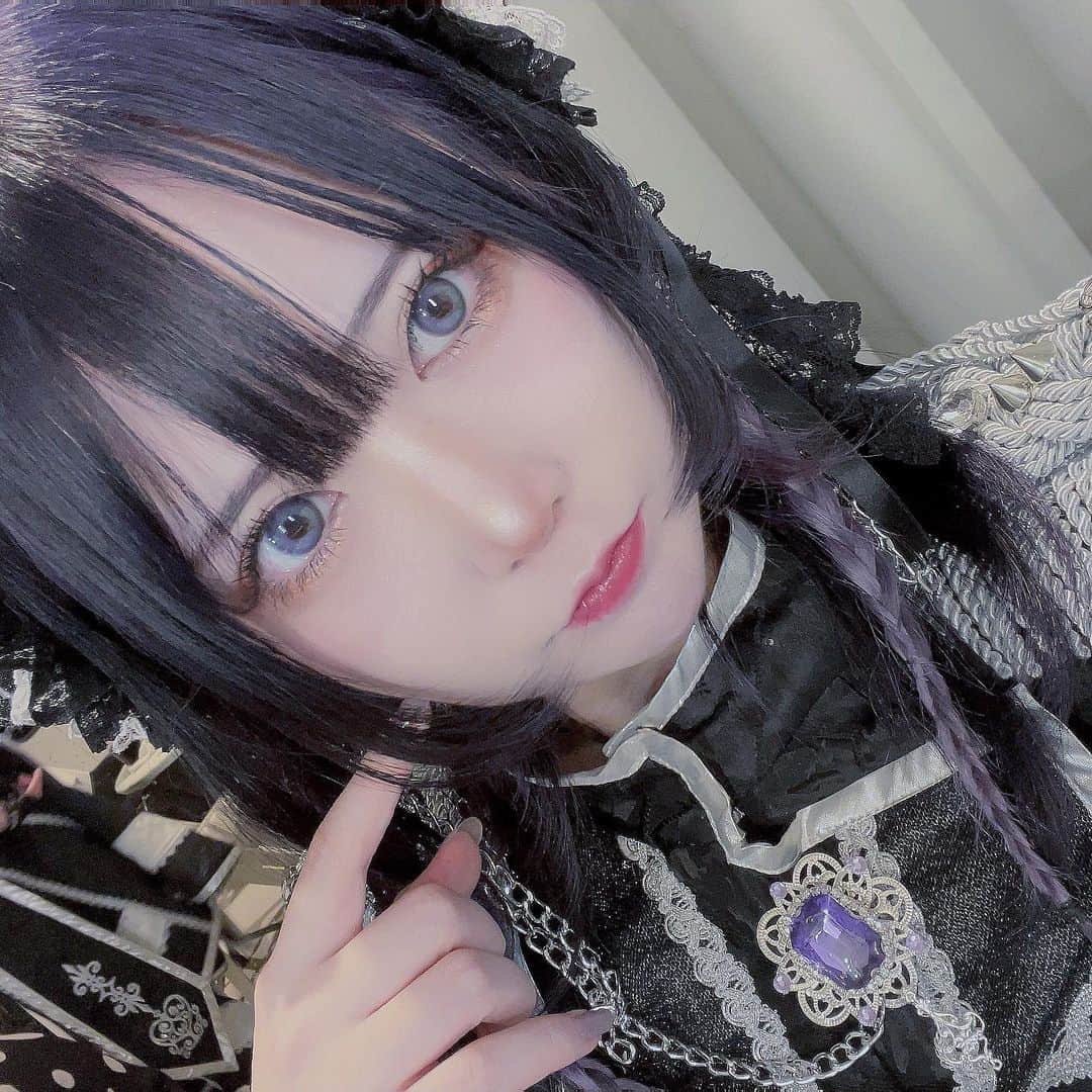 ねおきまこのインスタグラム：「この可愛い髪色は もちろんいっせいさん！ 今は色落ちしちゃったから そろそろGARTE行かないとッ！  こないだシャンプー何使ってるか 質問あったけど、 まこはGARTEの洗練っていう シャンプーとトリートメント使ってるよッ🫶」