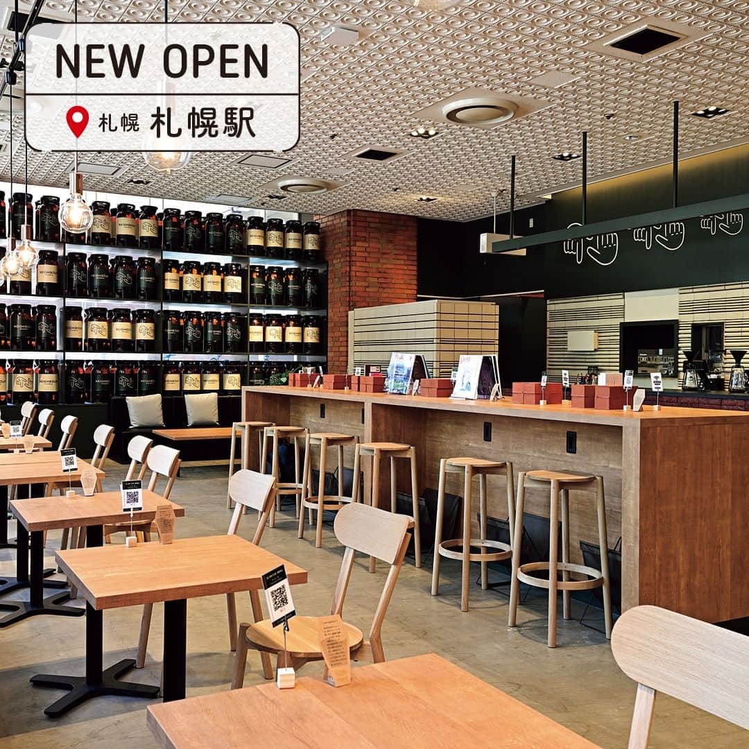 のインスタグラム：「￨ 2023.4.25オープン✨￨ NEIGHBOUR Roast & Brew . クラフトビールやコーヒーを片手に過ごす クリエイティブで遊び心のある空間 . ANAクラウンプラザホテル札幌の1Fにオープン。札幌駅からのアクセスもよく、気軽に足を運べる。 . 大きな窓から陽光が射し込む開放的な空間。英語で「隣人」を意味する店名の通り、訪れるゲストが思いおもいの時間を過ごしながら自然と触れ合う、自由で気軽な空気に満ちている。 . 「網走ビール」をはじめ国内外や同店オリジナルクラフトビールはぜひ味わいたい。それぞれの特徴がわかりやすくレーダーチャート化されているので、お気に入りを見つけよう。 . ③「網走ビール」をはじめ国内外のクラフトビールを樽生で楽しめる。6月からはオリジナルビールも登場。 . ⑤「北海道黒松内産チーズとハモンセラーノの盛り合わせ」1,180円、「北海道産ソーセージ4種のグリル」1,480円はビールとの相性も抜群！ . ⑥⑦また、ハンドドリップで淹れるコーヒーも魅力の一つ。ホテルメイドのものや「maruyama檀」が手がけるスイーツとともにゆっくり楽しんで。 . 店内の本は自由に手にとって読むことができる。ランチタイムにはオープンサンドも登場するのでランチづかいも◎。 . いつ訪れても心地いい時間を過ごせる、サードプレイスのようなお店です。（編集SS） . 詳細はporoco WEBサイトに掲載❗️ -------------------------------------------- NEIGHBOUR Roast & Brew （ネイバー ローストアンドブリュー） 📍札幌市中央区北3条西1丁目2-9  　ANAクラウンプラザホテル札幌1F 🕒9：00～22：00　LO・フード21：00・ドリンク21：30 （土・日曜10：00～、金・土曜・祝前日～23：00　LO・フード22：00・ドリンク22：30）　※ランチ11：30～14：00　LO13：30 休：なし 🅿︎ ホテルPあり @neighbour_sapporo -------------------------------------------- photo by Naohito Munakata（ @munakata_naohito ） #ネイバー #neighbour #スペシャルティコーヒー #コーヒーのある暮らし #ハンドドリップ #sapporo #クラフトビール #beer #ブルワリーカフェ#coffee #コーヒー #札幌カフェ #中央区 #札幌駅 #札幌新店情報 #newopen #札幌グルメ #札幌カフェ #LOVE札幌中央区 #poroco」