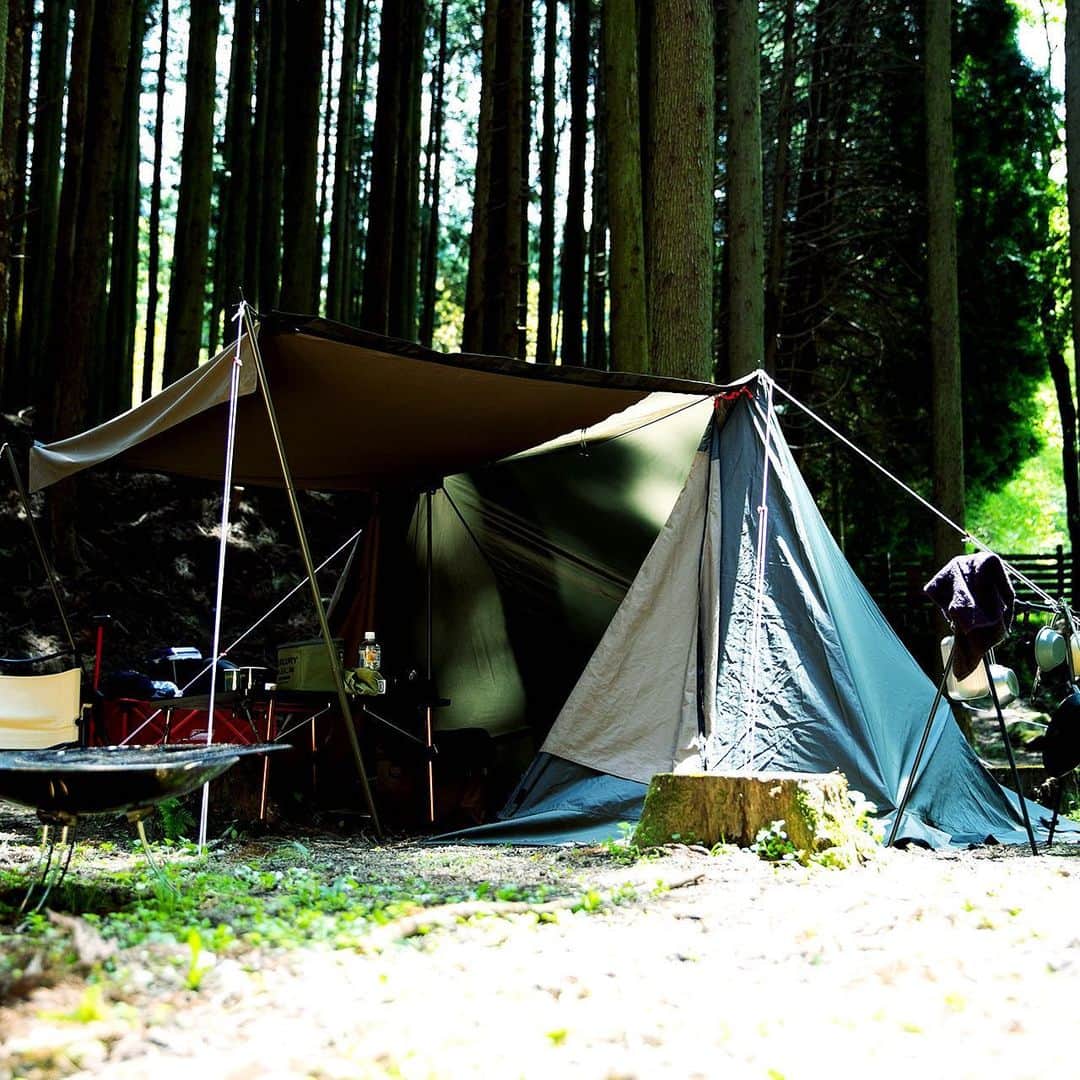 キャンプ情報サイト［ランタン］さんのインスタグラム写真 - (キャンプ情報サイト［ランタン］Instagram)「CAMP SMILE STYLE ／ コンパクトに過ごすデュオキャンプ。 無骨なフライパンで作るキャンプ飯が格別 ＼ いろんなキャンパーのキャンプスタイルを現地取材と一般キャンパーからの投稿で数多く掲載してます。 . . 詳しくは @lantern.camp webサイトをご覧ください . . #camp #camping #camplife #outdoor #travel #trip #lantern_smile #キャンプ #キャンプ用品 #アウトドア #テント #自然 #旅行 #キャンプ初心者 #キャンプ好きな人と繋がりたい #アウトドア好きな人と繋がりたい #camper #外遊び #キャンプスタイル #かぶとの森テラス #ファミリーキャンプ #ファミキャン #PETROMAX #ペトロマックス #シュミーデアイゼンフライパン #TRANGIA #トランギア」7月5日 18時00分 - lantern.camp