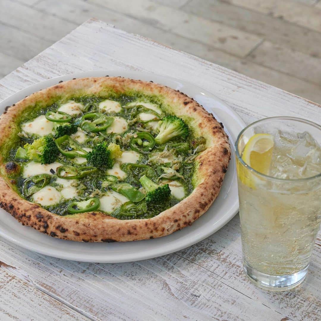 800DEGREES JAPANのインスタグラム：「* 800°DEGREES SHINJUKU& MINAMIAOYAMA  『Summer Pizzas and Pairings』  NO.2 GREEN HOT CHILI PEPPER VERDE,jalapenos,pp broccoli,chili pepper & shirasu with green harissa  We recommend pairing this pizza with JIM BEAM HIGHBALL.  Click link to see full menu!  #800degreesjapan」