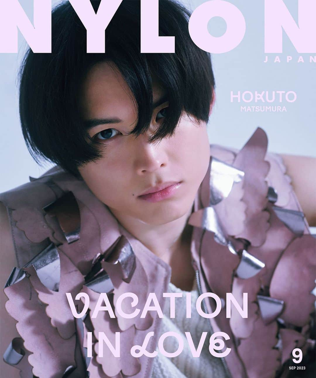 NYLON JAPANさんのインスタグラム写真 - (NYLON JAPANInstagram)「💗🏝️表紙公開🏝️💗  NYLON JAPAN 9月号（7月28日発売）は、夏が訪れるに連れて高まるバケーション熱を詰め込んだ「VACATION IN LOVE」号🌻  表紙には《松村北斗（SixTONES）》がソロで登場！ バカンスの王子様“ほっくん”に恋する全12pをお届け💗  美しい松村北斗の強い眼差しに思わず誰もが引き込まれてしまう表紙に加え、中面全12ページ（内2P、特別付録両面ピンナップ仕様）にわたるカバーストーリーでは、松村北斗に恋するバカンス物語をドリーミーに繰り広げます❣️ 表紙からは想像もつかない、まるで旅先の国で出会った「常夏の王子様🏝️👑⁉」と妄想が膨らむ、麦わら王冠姿のほっくんが突如登場するので、心のご準備を！  ほかにも、ストリートのトレンドであるピチッとした夏のミニTと腹チラ見せルックや、本人も「みんなで頑張ったな」とコメントするほどのNYLONらしいエッジが効いたパラシュートのような衣装など、合計6LOOKを見応えたっぷりに披露。 松村北斗ならではのアーティな世界観と共に、ほっくんと恋するバカンスへ出掛けているような、そんな夢物語の旅へ誘います！  ロングインタビューでは、オシャレ番長“ほっくん”ならではのファッショントークに始まり、「もし恋人とバカンスを過ごすなら？」などの恋するバカンストークも掲載。 そして、7月から出演するドラマ『ノッキンオン・ロックドドア』については撮影前の心境や俳優業への熱意、《 #なにわ男子 ・ #西畑大吾 》とのW主演についても熱く語ってくれたのでお見逃しなく。 さらに特別付録には、切り取れば携帯ケースなどに入れて持ち運べるフォトカード仕様になった、豪華10枚セットの両面ピンナップ付き。 松村北斗のカバーストーリーに始まり、NYLONが1冊を通してバカンス気分を爽快に届ける“恋するバカンス号”をお楽しみに☀️  詳細&ご購入はこちら🔗 www.nylon.jp/NYLON232  #松村北斗 #ほっくん @sixtones_official #sixtones  #NYLONJAPAN #COVERBOY」7月5日 18時00分 - nylonjapan