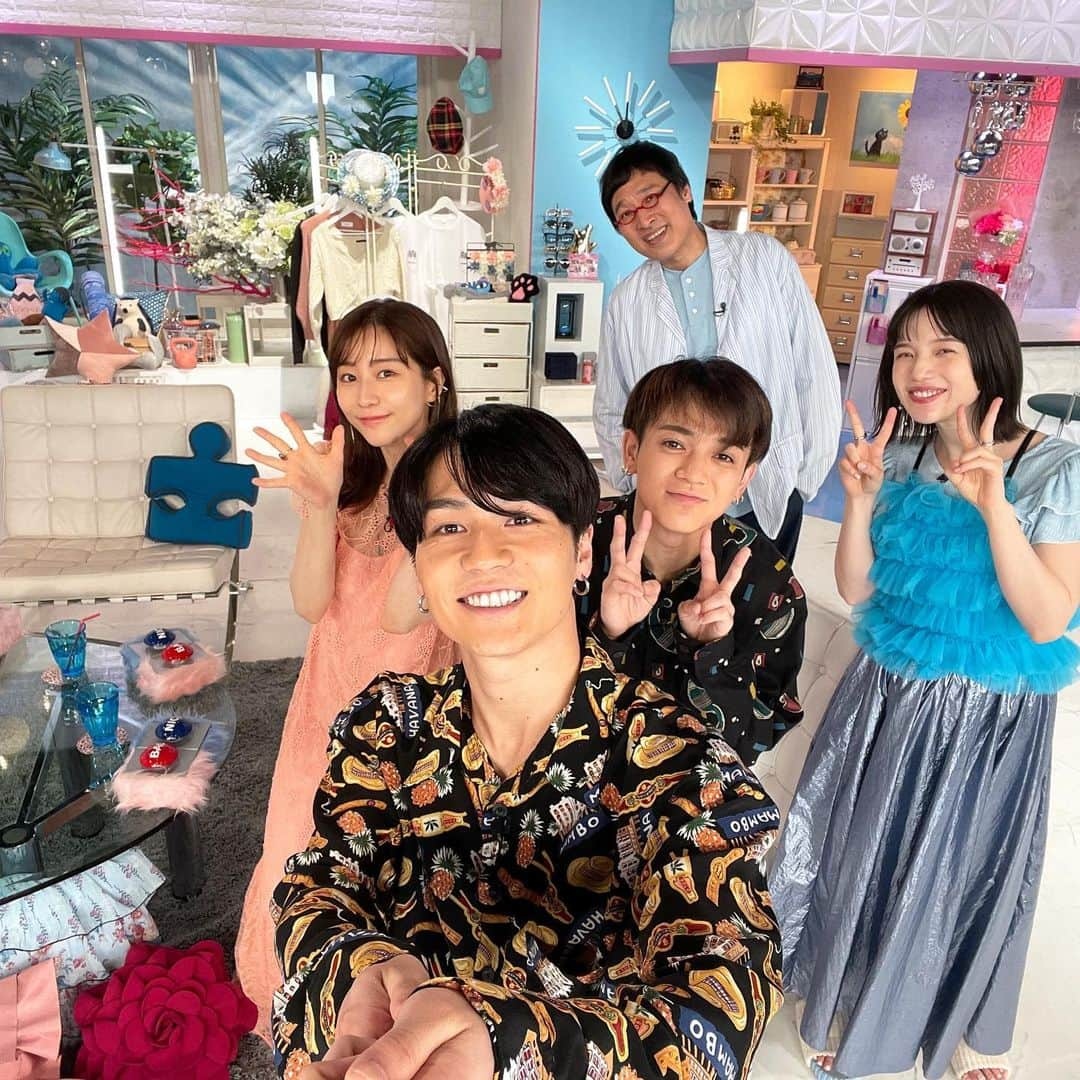 あざとくて何が悪いの？（テレビ朝日公式）さんのインスタグラム写真 - (あざとくて何が悪いの？（テレビ朝日公式）Instagram)「7/9(日)よる11時55分〜 ゲスト  #TravisJapan #宮近海斗 #松田元太 ❤️💙 年下男子のあざとい言動を徹底討論 🔥 #田中みな実 #弘中綾香 が宮近松田にあざとテク伝授?! 見所満載です!! 放送までお楽しみに〜🥰 #あざとくて何が悪いの」7月5日 18時00分 - azatoinsta