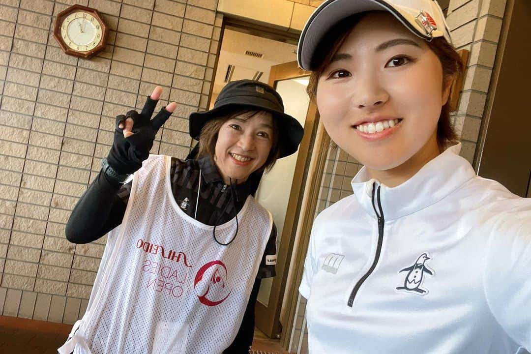 小野祐夢のインスタグラム：「. 資生堂レディスオープン⛳️  暑い中応援ありがとうございました！ キャディーをしてくれた母に感謝です☺️ 途中の茶店で氷嚢の氷や冷たいおしぼりを手際よく用意してくれた戸塚カントリー倶楽部のキャディーさんたちにも本当に感謝してます💕  ドライバーを振るって楽しいなって思えた1週間でした！ 成長。 今週もびゅん！って振ります🫡  次は涼しい北海道でミネベアミツミです！  #戸塚カントリー倶楽部」