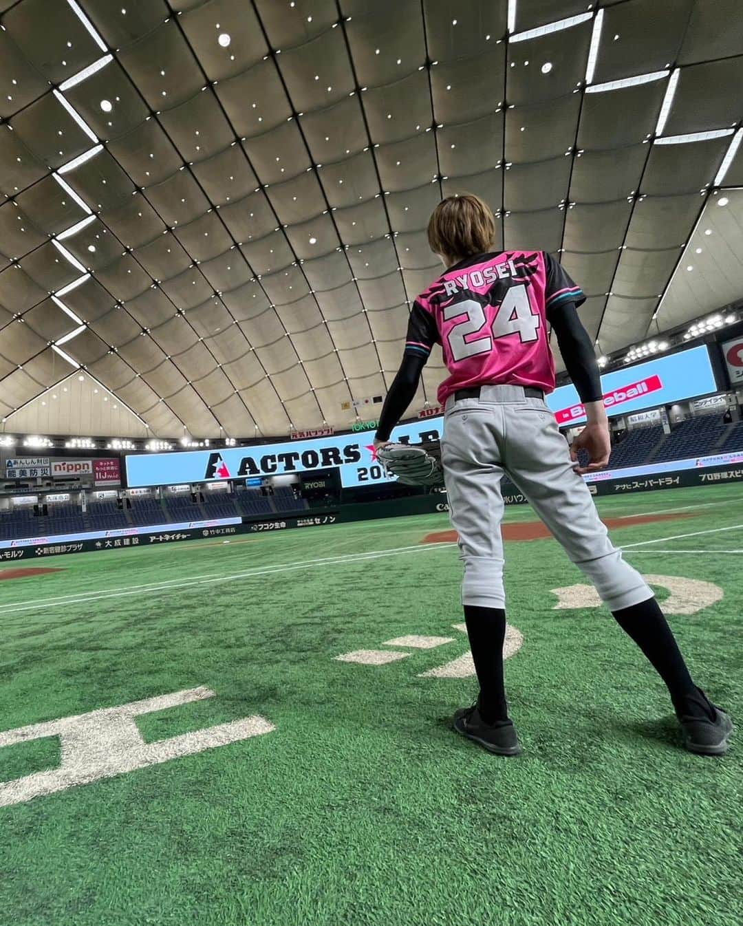 田中涼星のインスタグラム：「思い出写真⚾️  おばたのお兄さんとも 久しぶりに再開してその喜びを分かち合いまーきのっ！  機会があれば また出直して勝ちに戻ってきます  #りょせすたぐらむ  #田中涼星  #アクターズリーグ  #東京ドーム  #股下97cm  #おばたのお兄さん  #野球  #instagram  #instagood  #baseball」