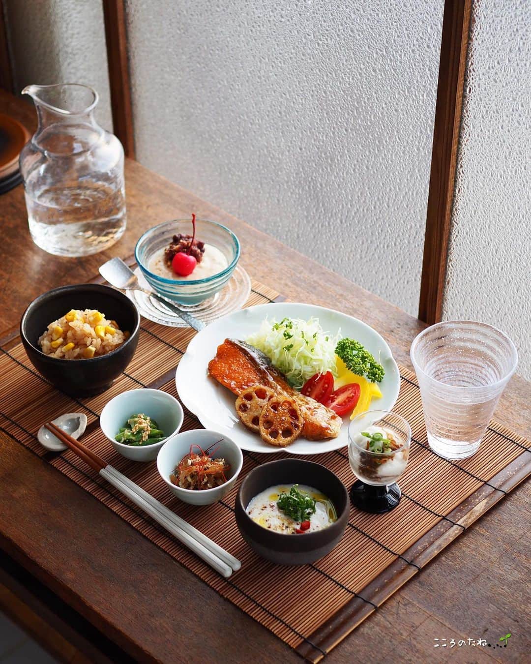 こころのたねのインスタグラム：「⢀⢄ ．．⢄ ⢀𖧧  先日のお夕飯です🥢 ⁡ 【発酵メニュー】 𖧷鮭とれんこんの甘酢ソテー 𖧷こんにゃくのピリ辛煮 𖧷いんげんの味噌和え 𖧷もずくとろろ 𖧷とうもろこしの炊き込みピラフ （ レシピ▶︎ #kokoronotaneとうもろこしごはん ） 𖧷豆腐と麹の冷製ポタージュスープ 𖧷豆腐ときな粉の甘酒ぷりん ⁡ たち吉さまのうつわに盛り付けて▶︎pic10枚目。 （雪月風花 箸→正しくは「淡雪」です🙏）  うつわの詳細は、 たち吉 @tachikichi_kyoto さまでチェックしてみてくださいね✨ ⁡ ⁡ たち吉×こころのたね。 タイアップ投稿中✧ ⁡ ⁡ 日々のキロクは𝔸𝕞𝕖𝕓𝕒ブログにも✍️ @kokoronotane ．．⢄ ．．⢄ ⢀⢄ ．⢀𖧧」