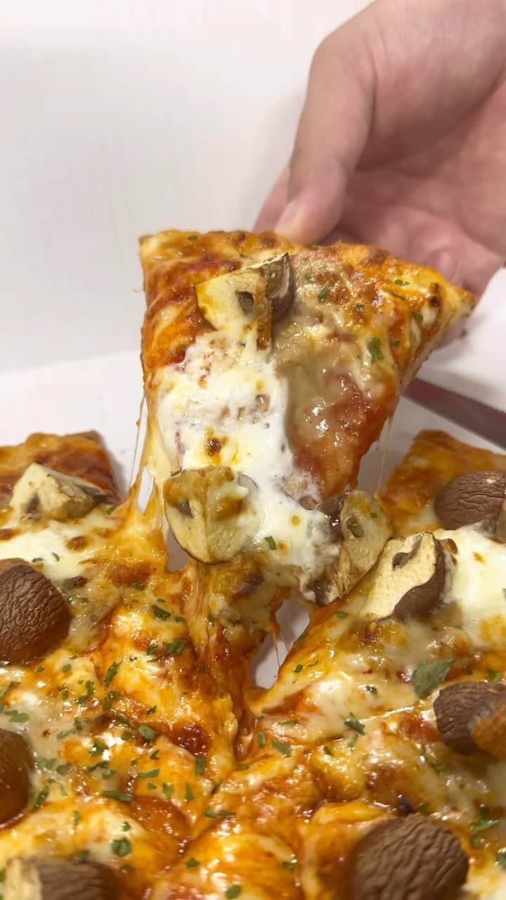 ピザーラのインスタグラム：「【ピザーラが食べたくなったらコメント欄に🍕を書いてね！】  ピザーラの『特製ポルチーニソースのピザ』は食べたことがありますか？？🍄✨  熟成サラミの旨味とブラウンマッシュルームの香りと食感に 北海道産マスカルポーネで仕上げた濃厚でクリーミーな味わいが最高に贅沢☺️❣️  ぜひ一度お試しください🎶  -———— ピザーラ公式アカウントでは、PIZZA-LAのお得な最新情報をお届けしています🍕  皆さまもぜひピザーラを食べた際には #ピザーラ#ピザーラお届け のハッシュタグをつけて感想を教えてくださいね✨ お写真をご紹介しちゃうかも？😆 投稿、お待ちしています♪  #pizza_la #ピザ #ピザパーティー #ピザパ #ピザ屋 #ピザ好き #ピザ好きな人と繋がりたい #ピザ屋さん #宅配 #宅配ピザ #マッシュルーム #ポルチーニ」