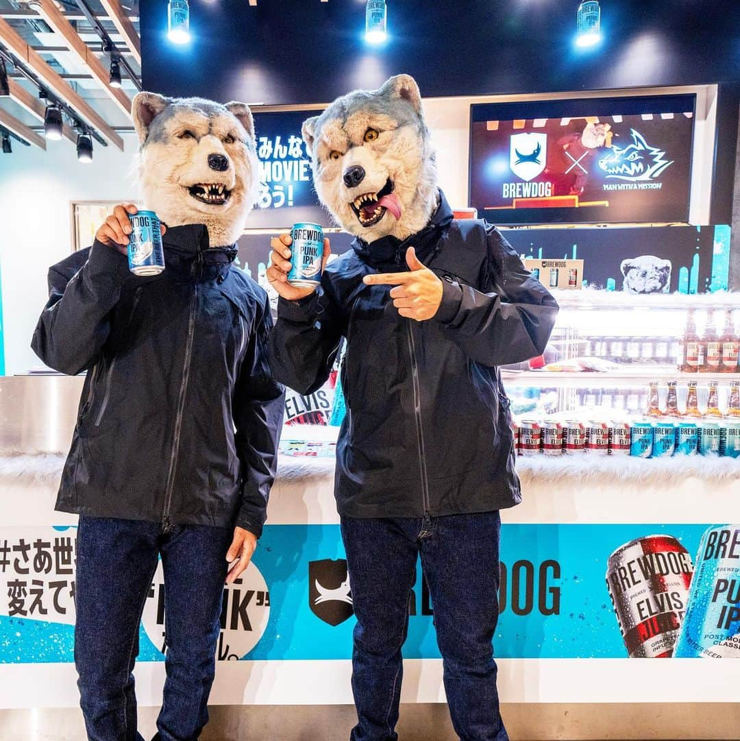 Man With A Missionのインスタグラム：「*  ＼MWAMが最狂コラボショップに緊急来店／  なんと！7月5日、渋谷「RAYARD MIYASHITA PARK」に期間限定で出店している BREWDOG × MAN WITH A MISSION 最狂コラボショップに、MWAMのジャンケンジョニーとDJサンタモニカが緊急来店しました😆  コラボショップの壁に2人がサインを残してくれたので、ガウラーさんはぜひ見に行ってみよう🚀  渋谷「RAYARD MIYASHITA PARK」のコラボショップでは、キンキンに冷えたBREWDOGが飲めるのはもちろん、最新のMWAMグッズも販売🐺架空のホテル 「HOTEL GAWFORNIA」内のハンバーガーショップ「GAW'S BURGER」のTシャツやキャップ、グラスなどが購入できる！  期間限定のコラボショップだから、絶対にお見逃しなく🍻 期間：2023年6月21日（水）～ 7月31日（月）終了予定  #ジャンケンジョニー #DJサンタモニカ #ガウラー #さあ世界を変えてやろう #punkwithamission #mwam #mwamjapan #manwithamission #マンウィズ #jrock #wolfband #wolves #rock #shibuya #渋谷 #rayardmiyashitapark #宮下公園 #brewdogpunks #ブリュードッグ #ビール #ビアスタグラム #ビール好きな人と繋がりたい #ビール大好き #クラフトビール好きと繋がりたい #クラフトビール好き #ビール好き #ビール最高 #brewdog #brewdogbeer」